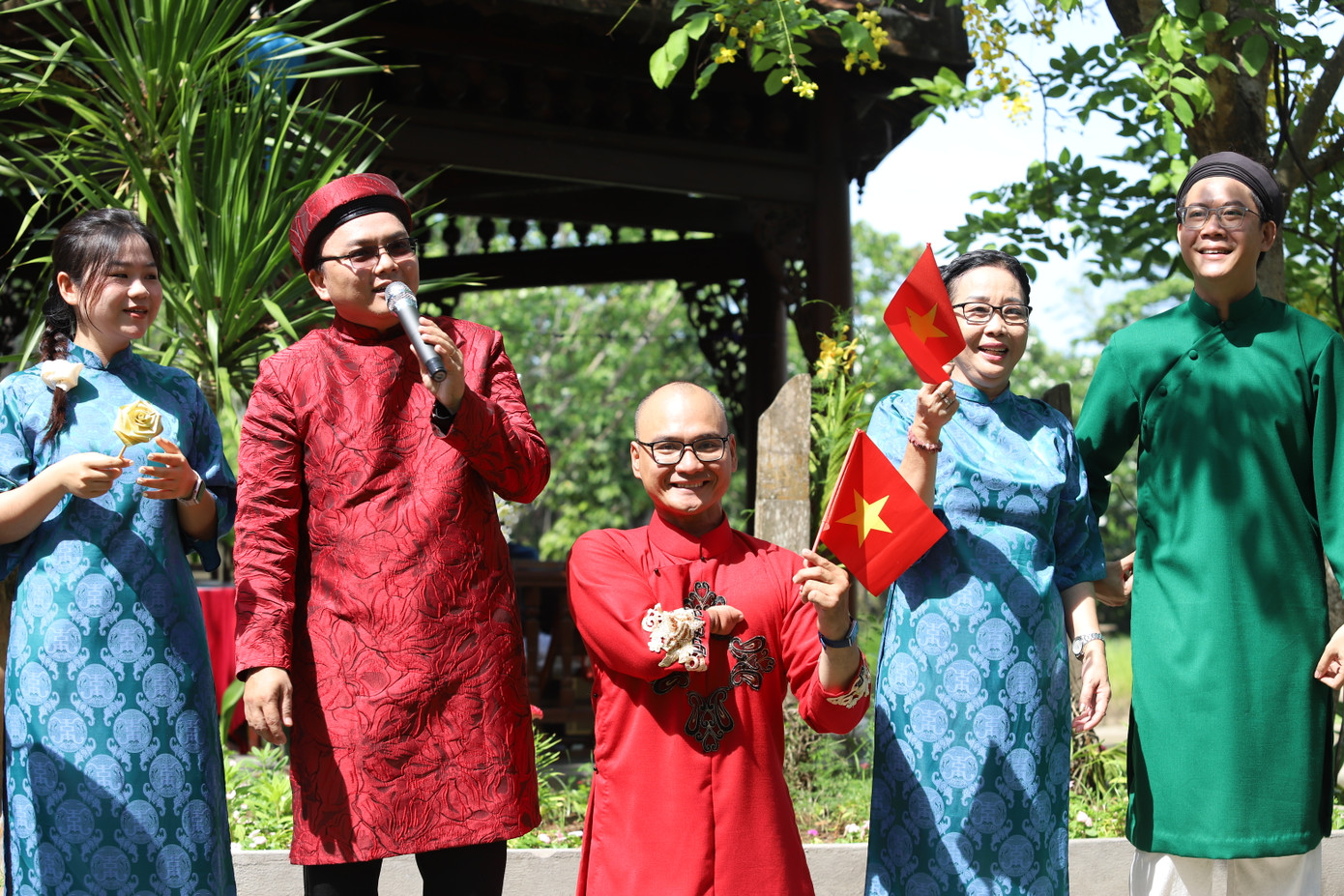 Lãnh đạo Bảo tàng Áo dài và bạn trẻ hát những ca khúc ngợi ca vẻ đẹp đất nước, con người Việt Nam... Ảnh: Ngô Tùng. Lãnh đạo Bảo tàng Áo dài và bạn trẻ hát những ca khúc ngợi ca vẻ đẹp đất nước, con người Việt Nam... Ảnh: Ngô Tùng.