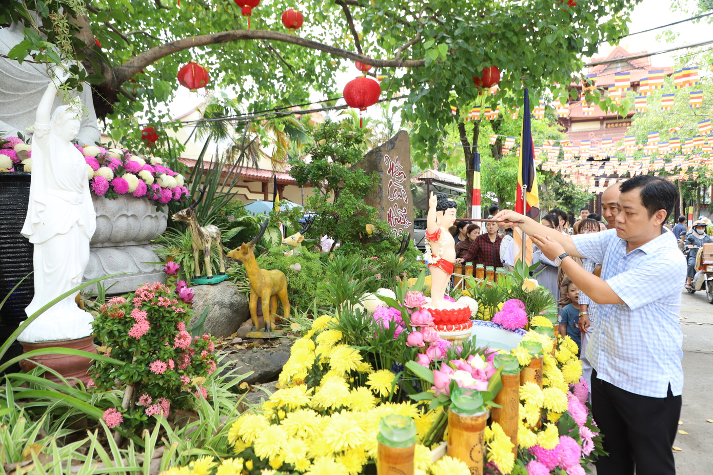 Trong ngày lễ trọng đại hướng về ngày tam hợp của Đức Phật Thích Ca (đản sinh, thành đạo và nhập niết bàn), anh Minh Đức dành thời gian đến các chùa gần nơi mình sinh sống để bày tỏ lòng thành kính với Đức Phật và cầu mong những điều tốt đẹp.