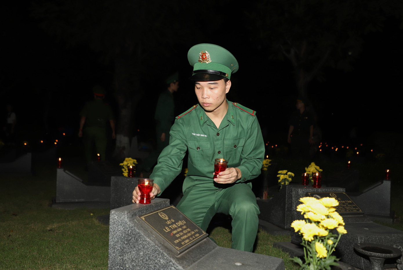 Các bạn đoàn viên thanh niên, tuổi trẻ lực lượng vũ trang và nhân dân cùng thắp sáng những ngôi mộ liệt sĩ. Ảnh: Ngô Tùng Các bạn đoàn viên thanh niên, tuổi trẻ lực lượng vũ trang và nhân dân cùng thắp sáng những ngôi mộ liệt sĩ. Ảnh: Ngô Tùng