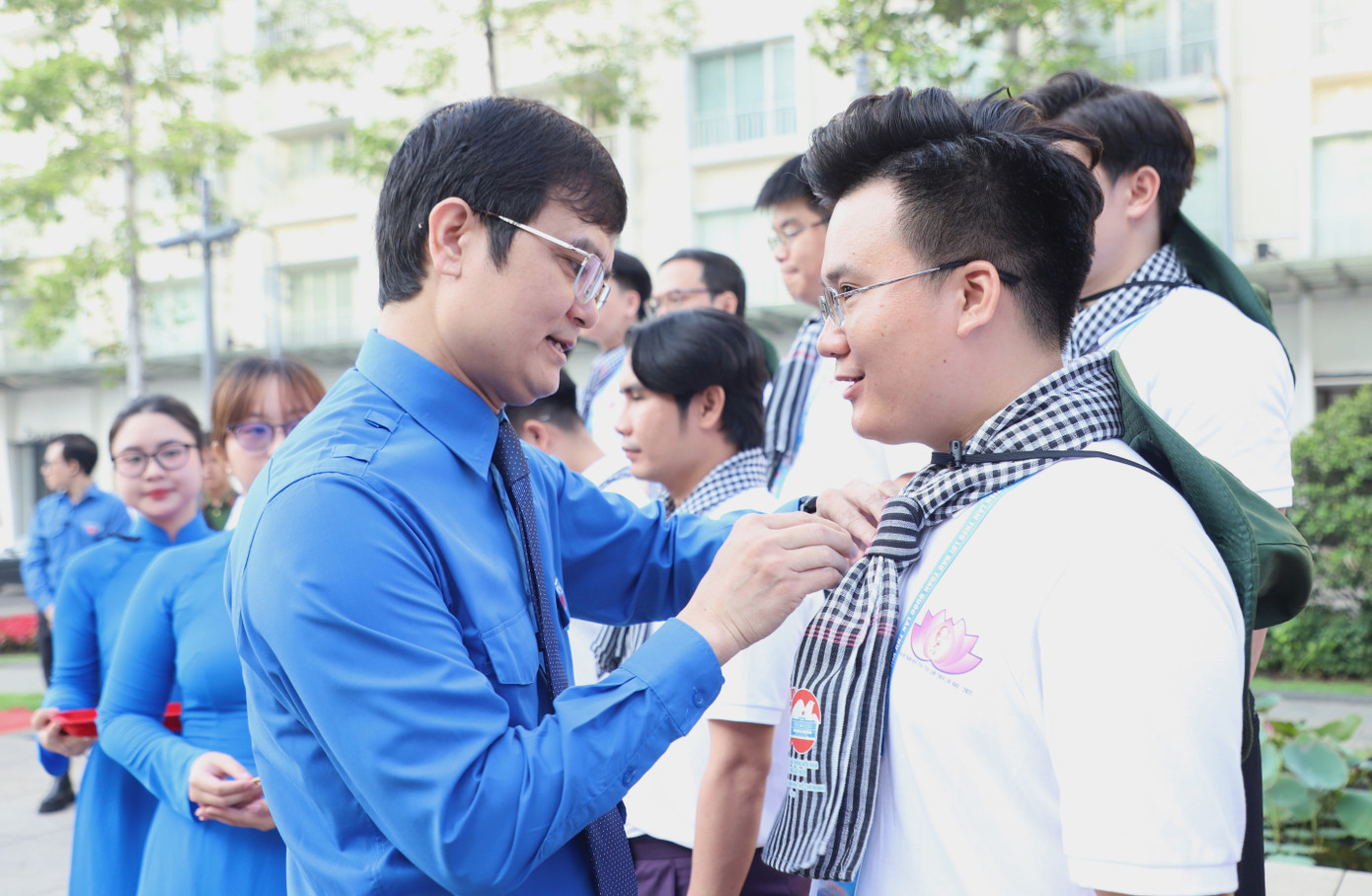 Anh Bùi Quang Huy - Bí thư thứ nhất Trung ương Đoàn tặng Huy hiệu “Thanh niên tiên tiến làm theo lời Bác” cho các bạn trẻ tiêu biểu.