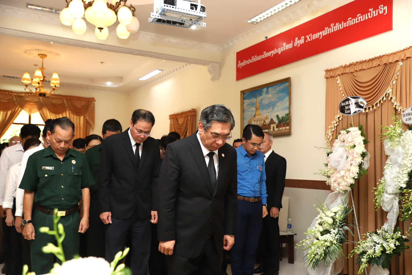 Phó Bí thư Thành ủy, Chủ tịch Ủy ban MTTQ Việt Nam TPHCM Nguyễn Phước Lộc và đoàn đại biểu viếng đồng chí Đại tướng Khamtay Siphandone.