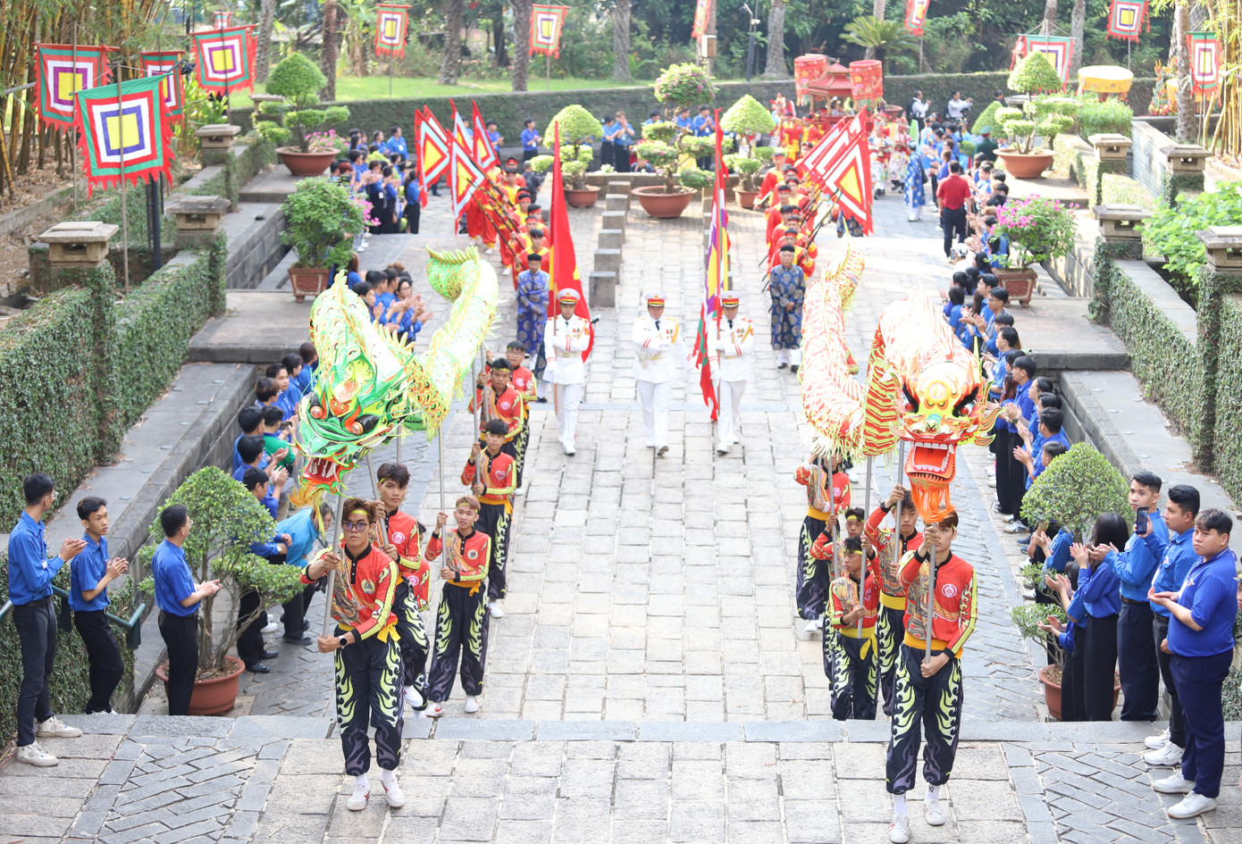 Đoàn rước lễ dâng cúng lên các Vua Hùng. Đoàn rước lễ dâng cúng lên các Vua Hùng.