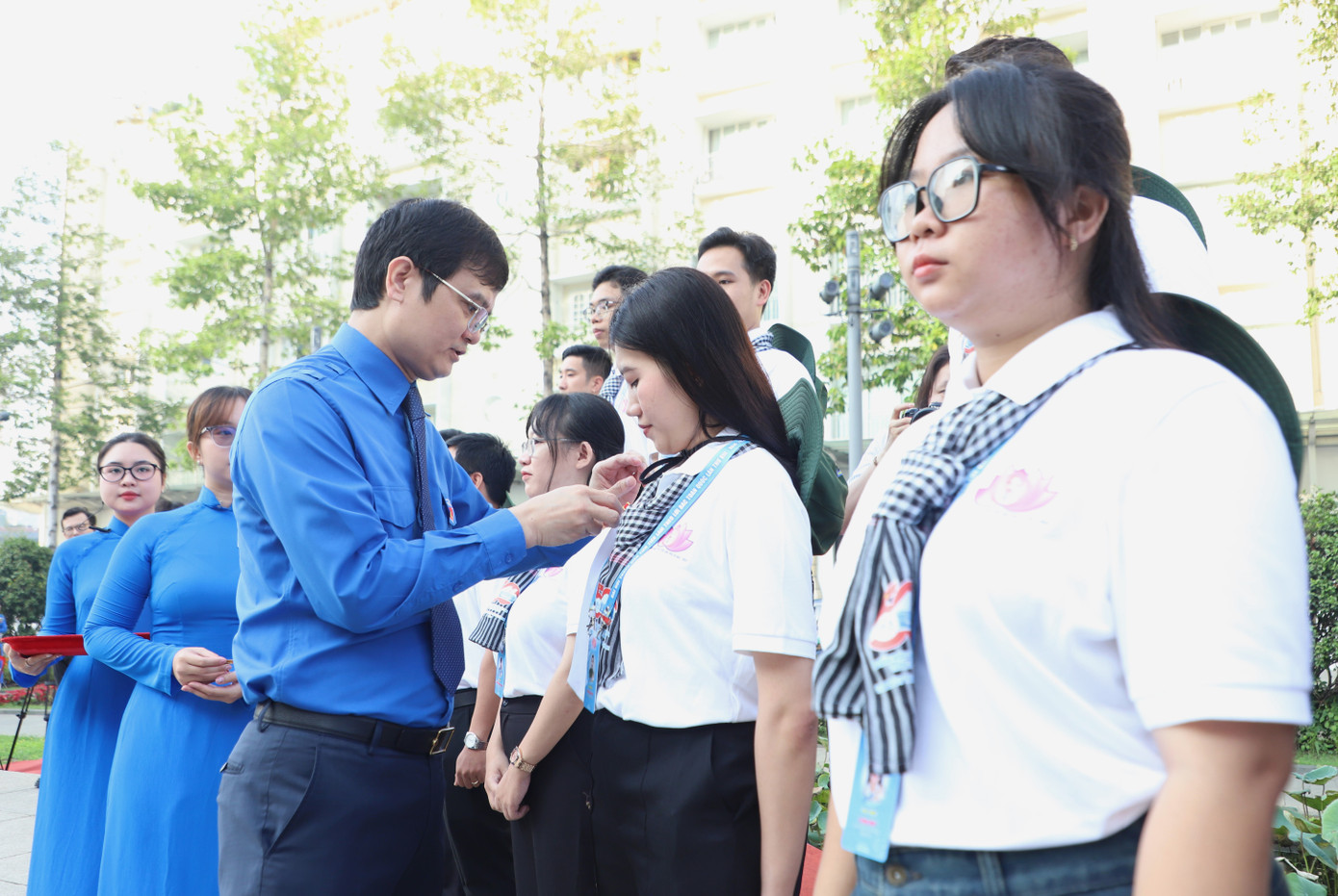 Anh Bùi Quang Huy trao phần thưởng cao quý đến các đại biểu Thanh niên tiên tiến làm theo lời Bác.