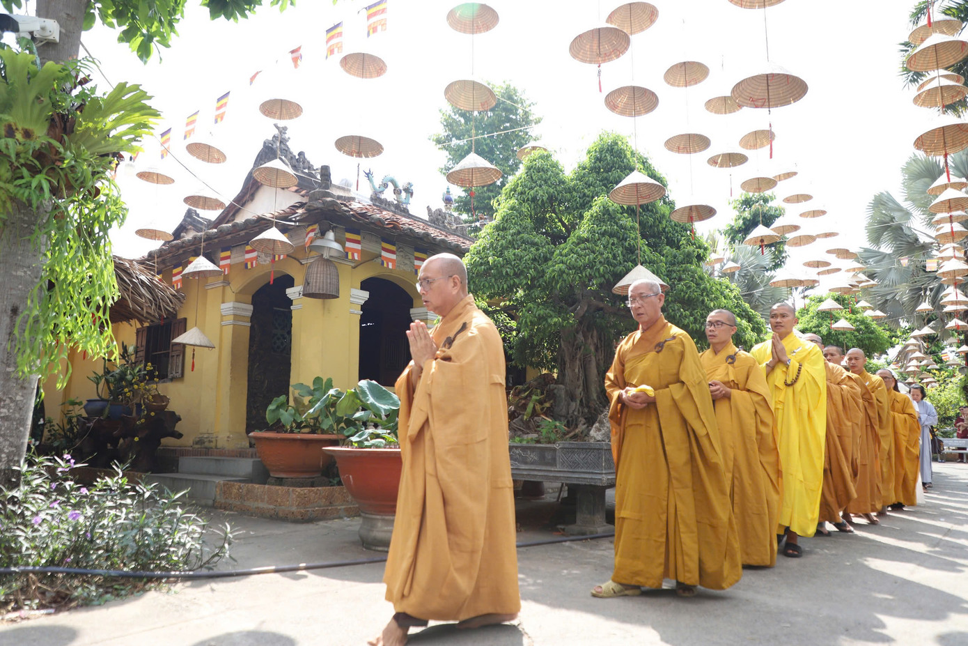 Thời gian này, các cơ sở tự viện trên khắp địa bàn TPHCM cũng tổ chức các thời khóa tụng kinh, lễ Mộc dục (tắm Phật) để người dân, Phật tử khắp nơi có thể thực hành các tín ngưỡng tôn giáo truyền thống và nguyện cầu những điều an lành, hạnh ngộ trong mùa lễ trọng của Phật giáo. Ảnh: Ngô Tùng
