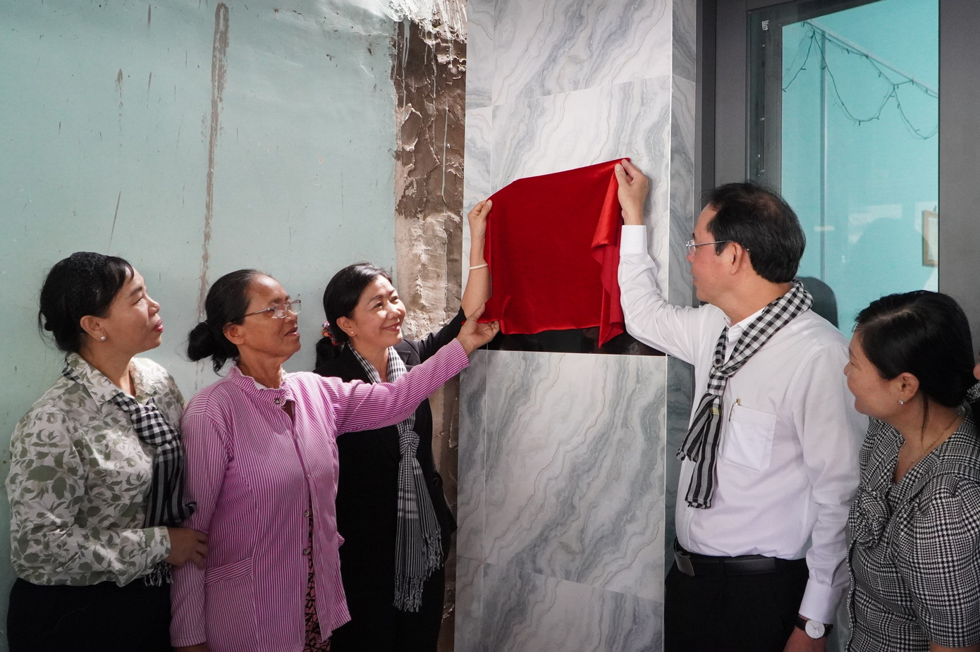 Lãnh đạo TPHCM đến thăm, chung vui trong ngày bà Trần Thị Liễu (áo hồng) đón nhận căn nhà mới.