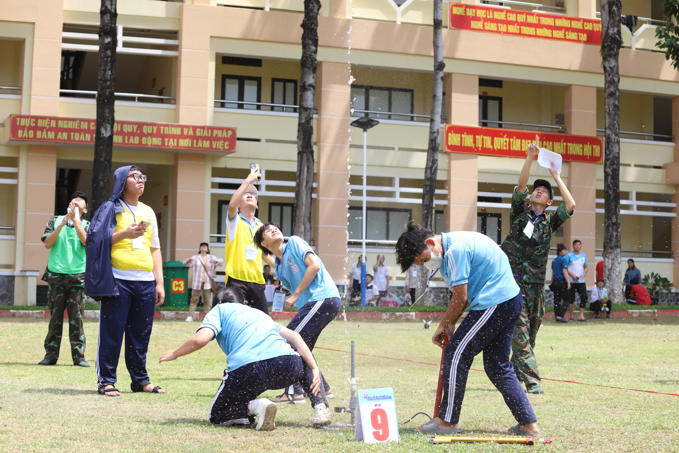 Sau khi thực hiện "đấu pháp", tên lửa nước do các nhà sáng chế nhỏ tuổi đã vút lên không trung và bung dù trên bầu trời rồi dần hạ thấp độ cao. Khoảnh khắc từng quả tên lửa nước được "khai hỏa" tạo sự thích thú với nhiều người.