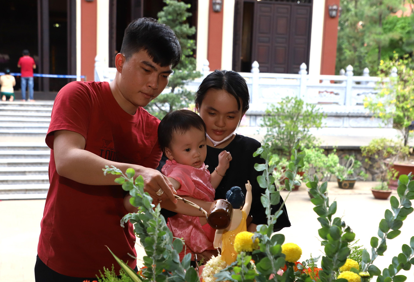 Trong không khí hân hoan, chị Kim Phụng (ngụ huyện Bình Chánh) cùng chồng và con nhỏ đến chùa Huệ Nghiêm (quận 6) để lễ Phật, thực hiện các nghi lễ truyền thống. “Trong mùa lễ này, mình đến chùa cầu mong sức khỏe và bình an cho gia đình”, chị Phụng chia sẻ.