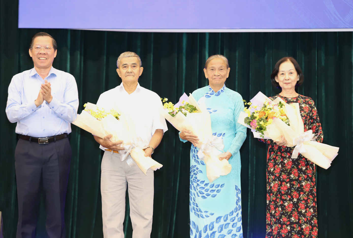 Lãnh đạo TPHCM tặng hoa tri ân các gương cán bộ khu phố, ấp tiêu biểu.