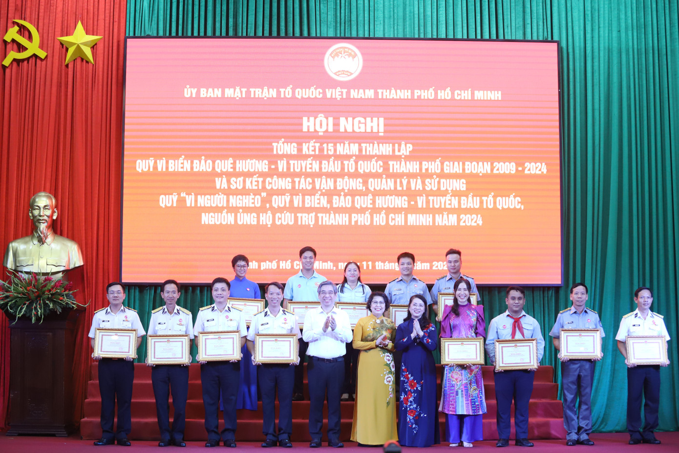 Dịp này, MTTQ Việt Nam TPHCM vinh danh, khen thưởng các tổ chức, cá nhân có đóng góp tiêu biểu đối với các nguồn quỹ và các hoạt động an sinh xã hội của MTTQ thành phố.