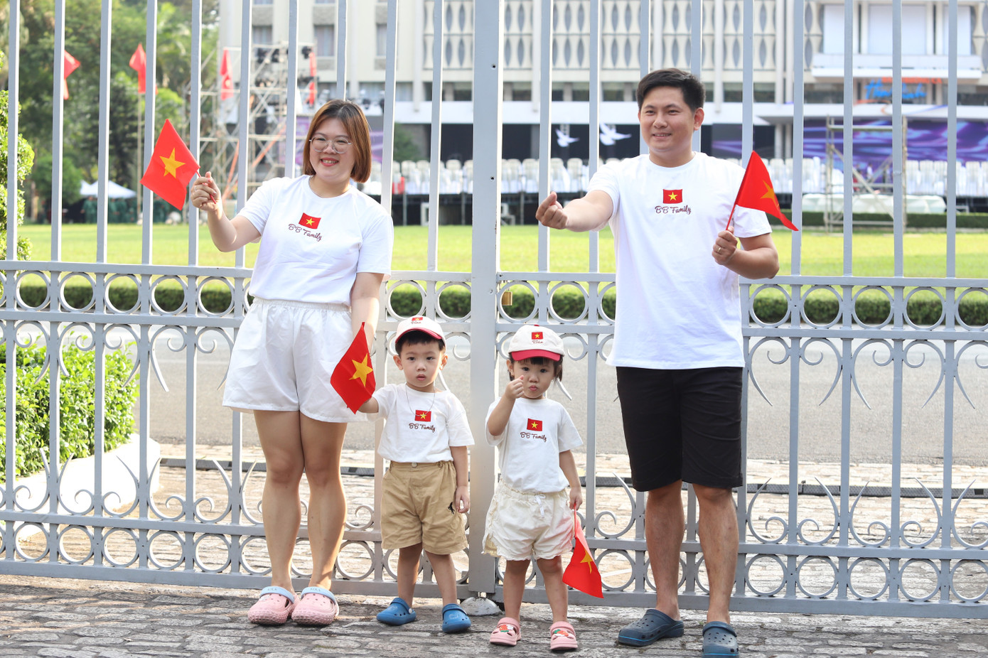 Nhiều gia đình trẻ đến check in những ngày qua để lưu lại những khoảnh khắc thật đẹp cùng màu cờ Tổ quốc.