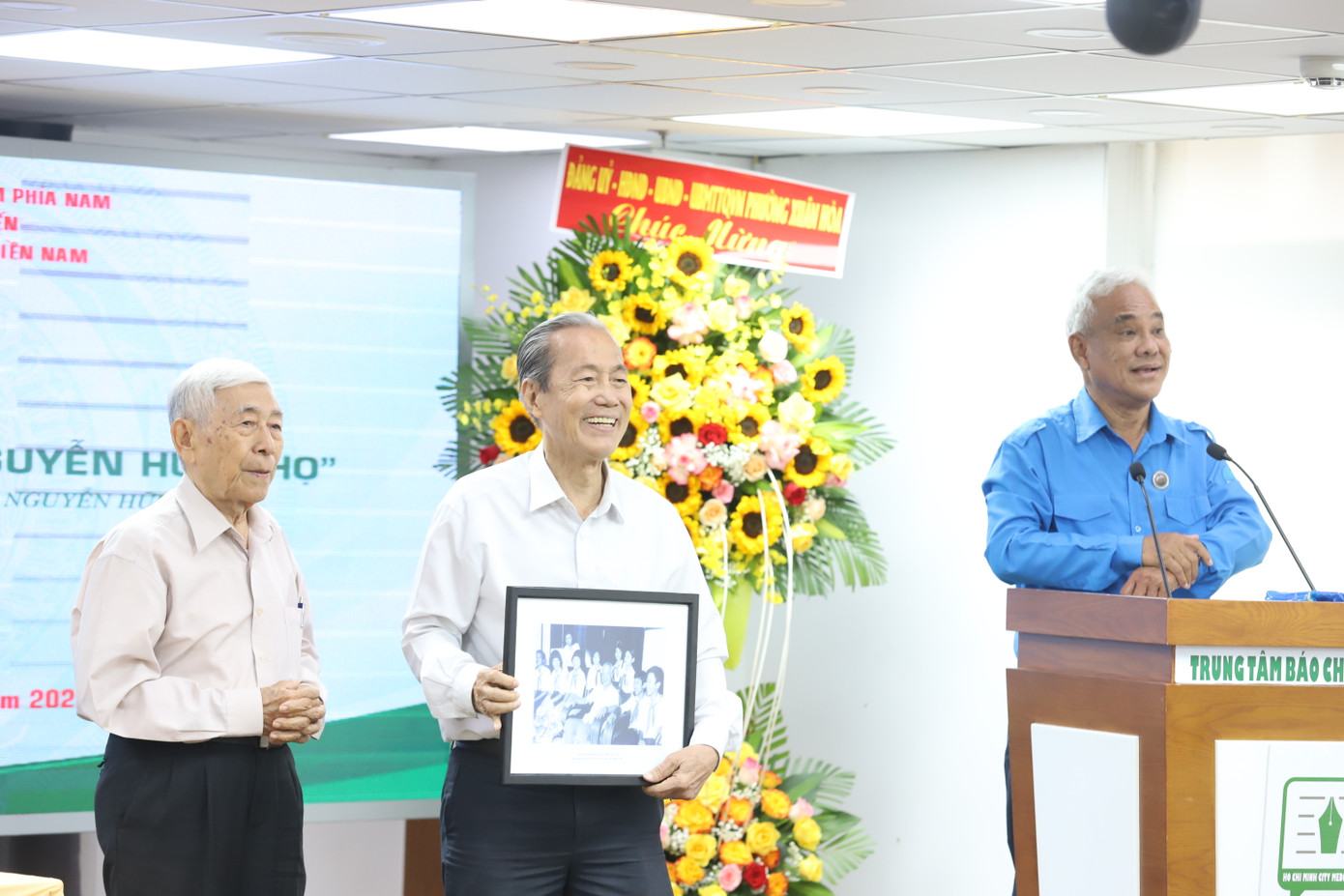 Các bậc tiền bối cách mạng cùng đến dự và trao đổi về quá trình hoạt động cách mạng vẻ vang của cố luật sư - Quyền Chủ tịch nước Nguyễn Hữu Thọ. Các bậc tiền bối cách mạng cùng đến dự và trao đổi về quá trình hoạt động cách mạng vẻ vang của cố luật sư - Quyền Chủ tịch nước Nguyễn Hữu Thọ.