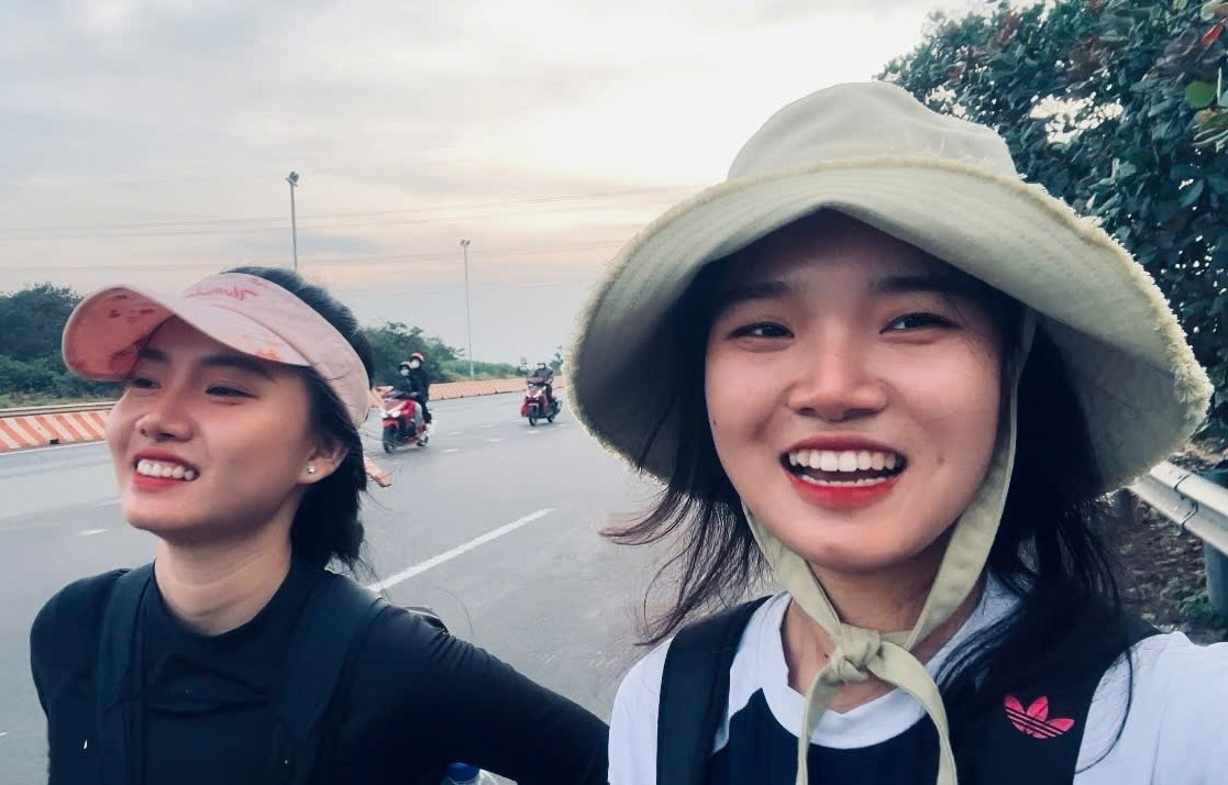 Hoàng Nhi (bên phải) cùng chị gái Ý Nguyện trên hành trình đi bộ từ Sài Gòn về nhà ở TP. Long Khánh. Ảnh: NVCC