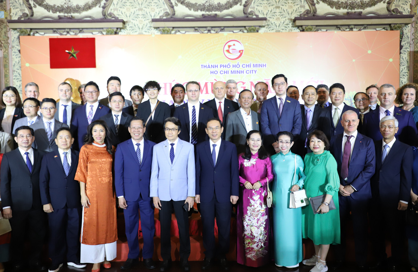 Lãnh đạo TPHCM chụp ảnh lưu niệm cùng các đại biểu.