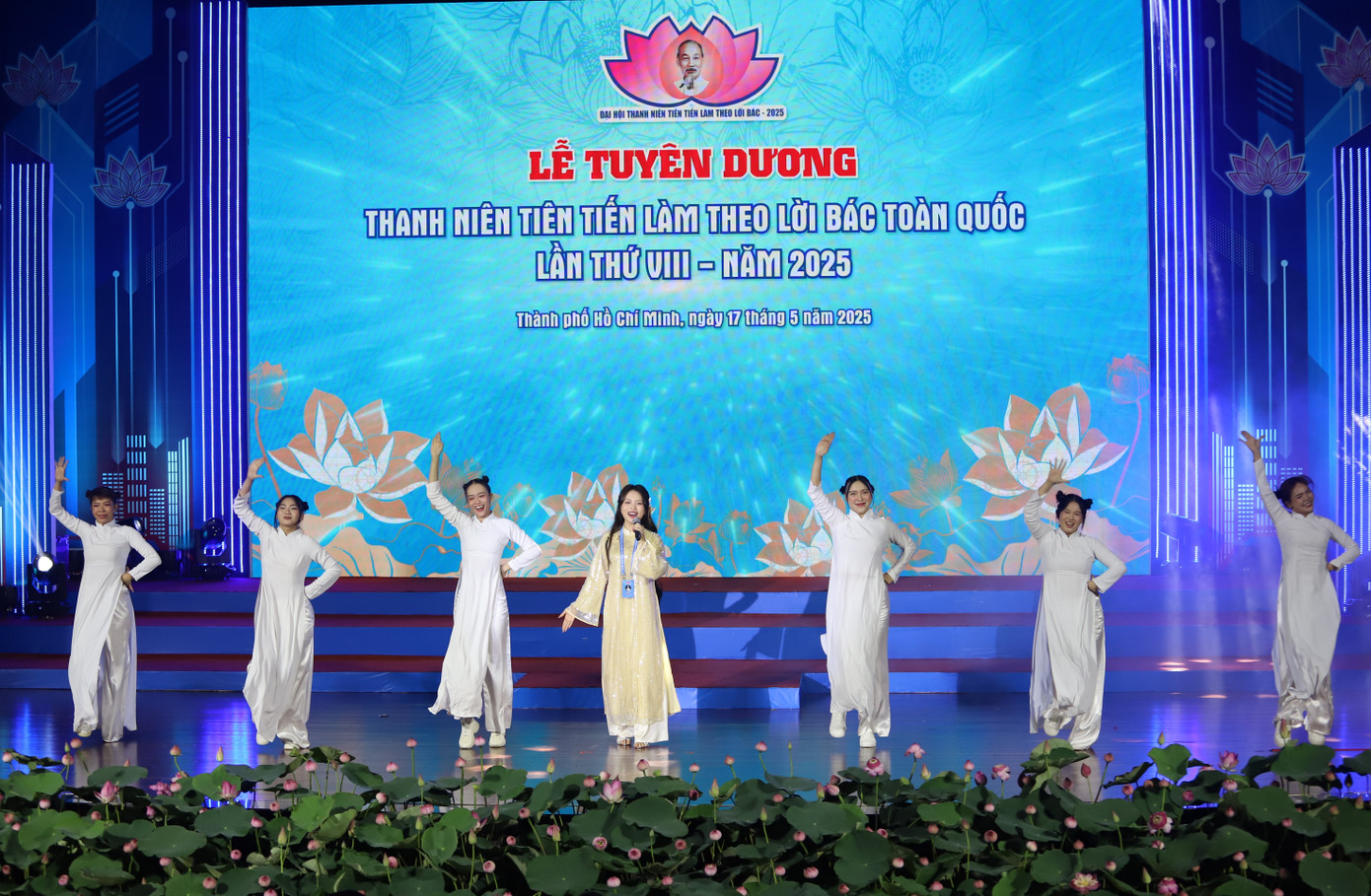 Những tiết mục nghệ thuật đặc sắc với sự góp mặt của những đại biểu, nghệ sĩ trẻ nổi bật. Ảnh: Ngô Tùng