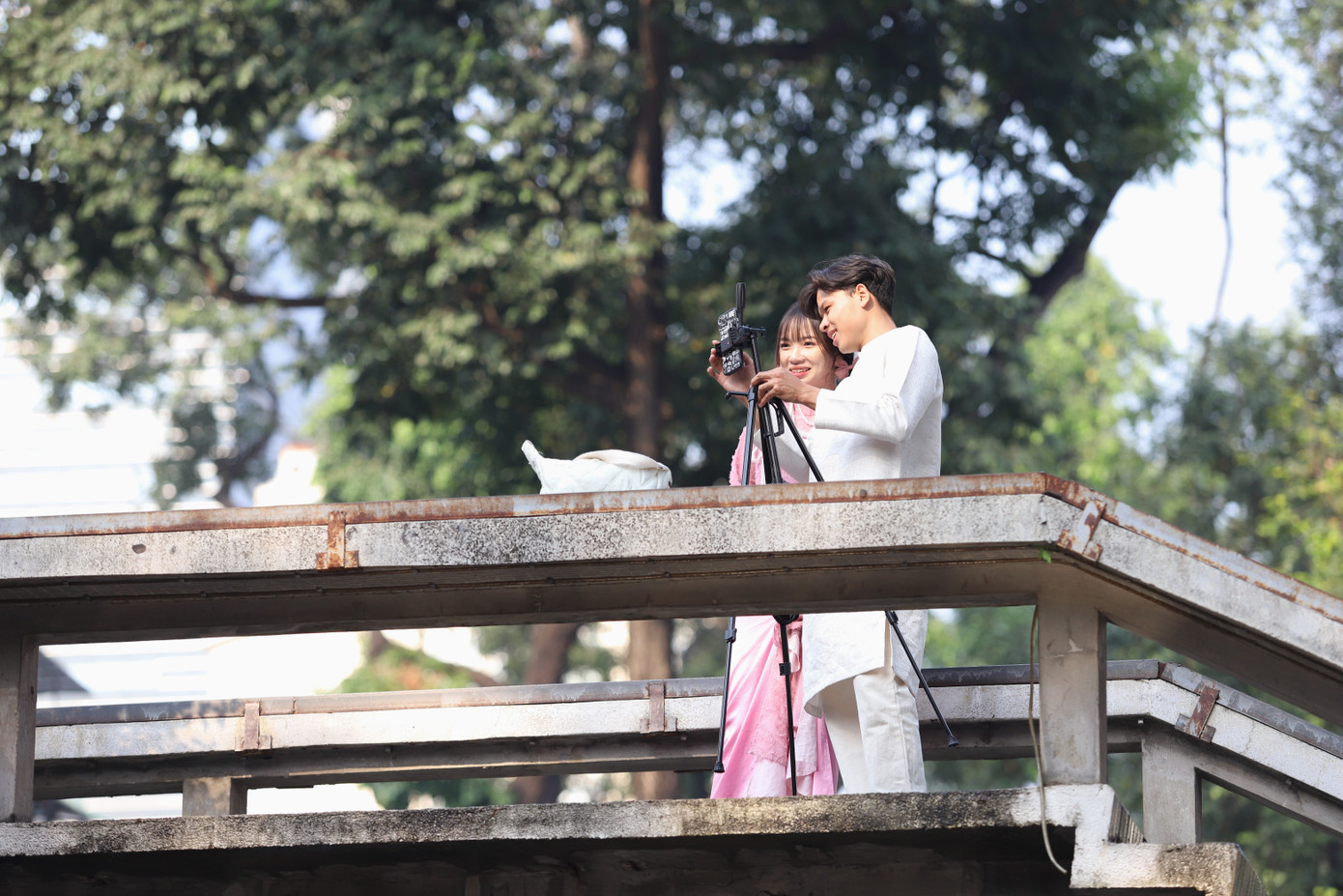 Nhiều bạn trẻ mang theo phụ kiện công nghệ để tự ghi lại những khoảnh khắc đẹp cùng nhau.