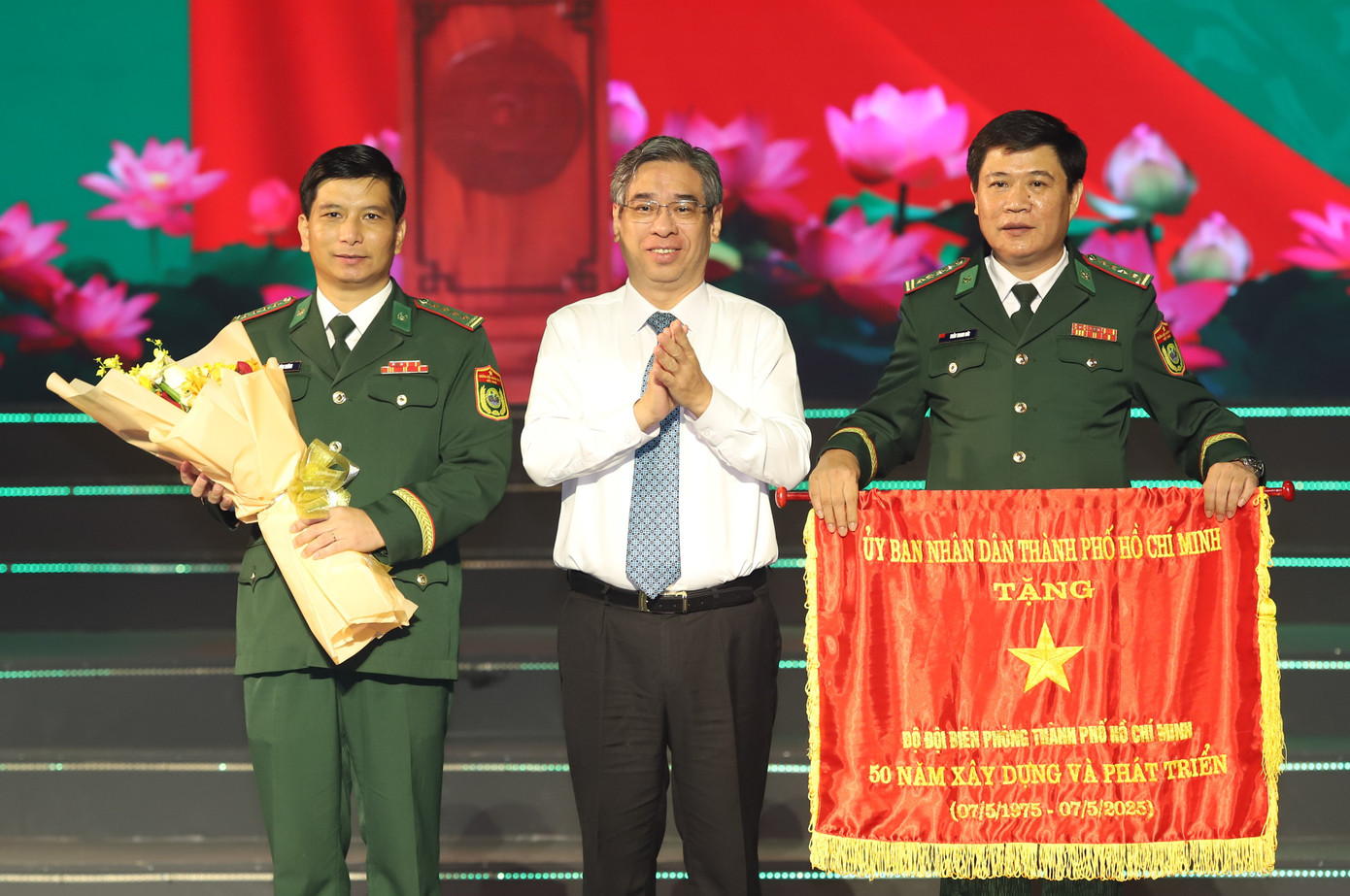 Phó bí thư Thành ủy, Chủ tịch Ủy ban MTTQ Việt Nam TPHCM Nguyễn Phước Lộc tặng Cờ truyền thống của UBND TPHCM cho lãnh đạo BĐBP TPHCM. Ảnh: Ngô Tùng