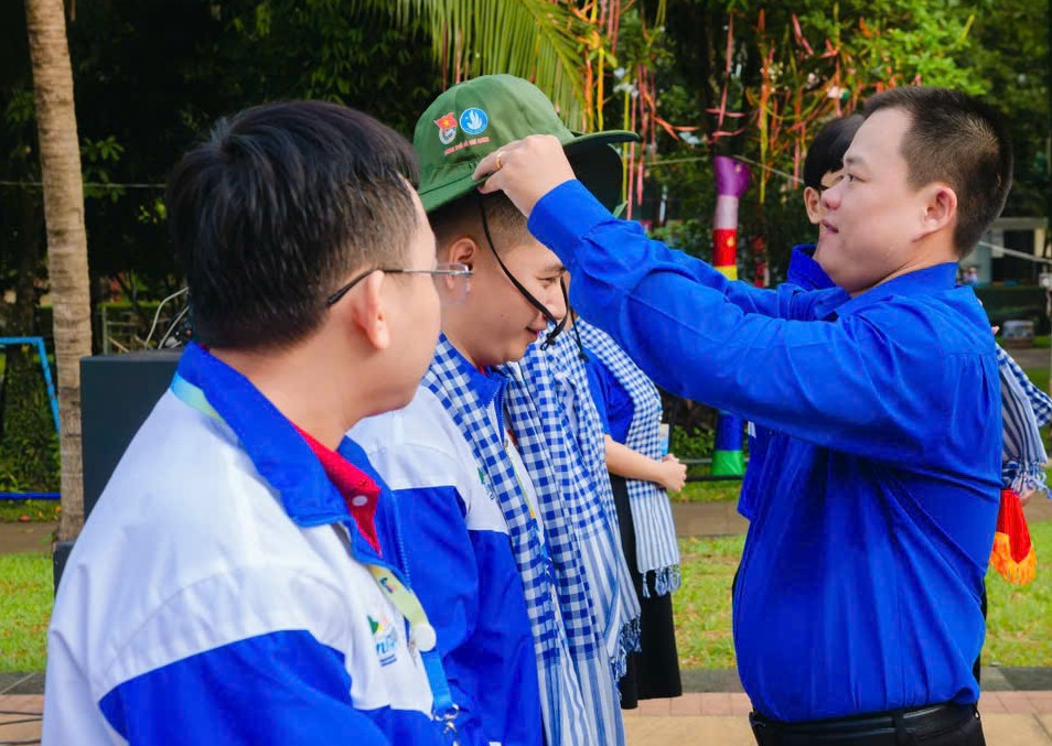Đại diện Trung ương Đoàn, Thành Đoàn TPHCM trao quà động viên các bạn trẻ lên đường hoạt động. Ảnh: Thành Đoàn TPHCM