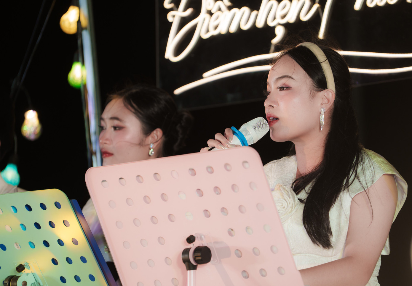 Bạn trẻ mang đến những nhạc khúc ý nghĩa về gia đình, mái ấm thân thương của mỗi người. Bạn trẻ mang đến những nhạc khúc ý nghĩa về gia đình, mái ấm thân thương của mỗi người.