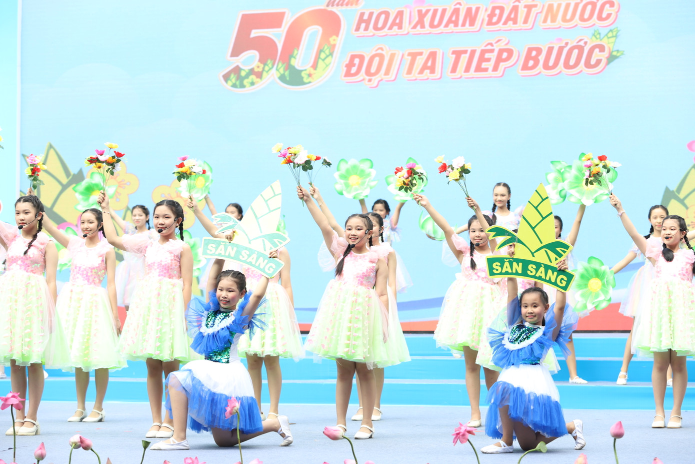 Các tiết mục đặc sắc do các em thiếu nhi tham gia biểu diễn. Các tiết mục đặc sắc do các em thiếu nhi tham gia biểu diễn.