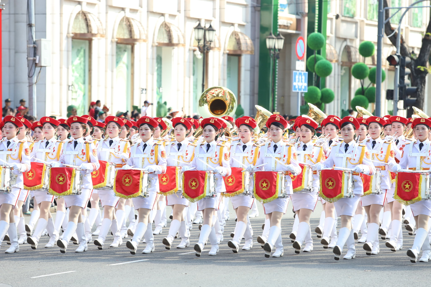 Khối nữ Quân nhạc mang đến không khí sôi nổi, hùng tráng.
