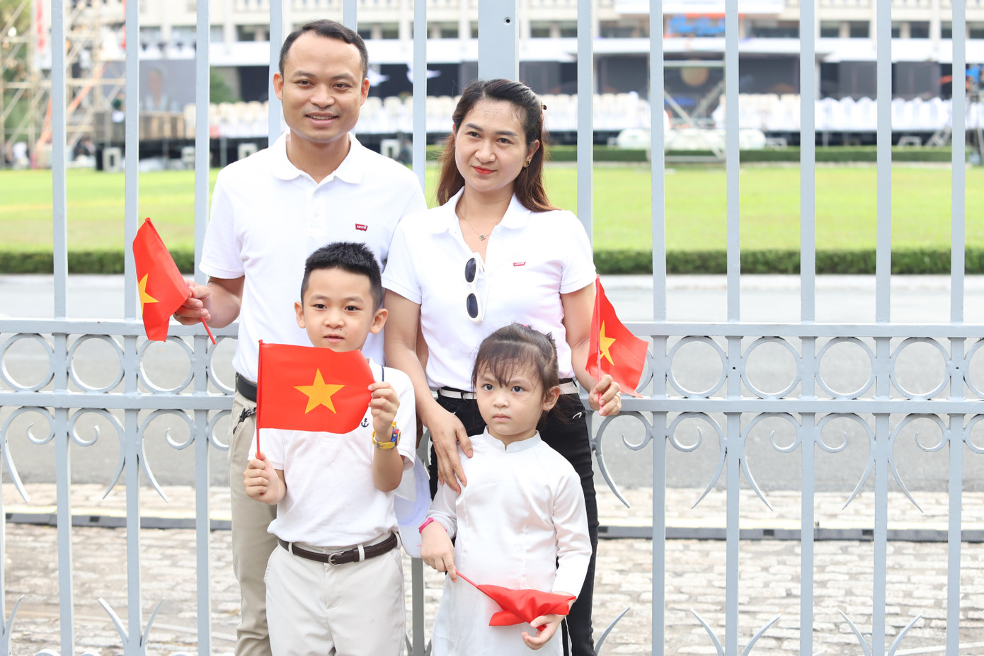 Nhiều gia đình trẻ đến check in những ngày qua để lưu lại những khoảnh khắc thật đẹp cùng màu cờ Tổ quốc.