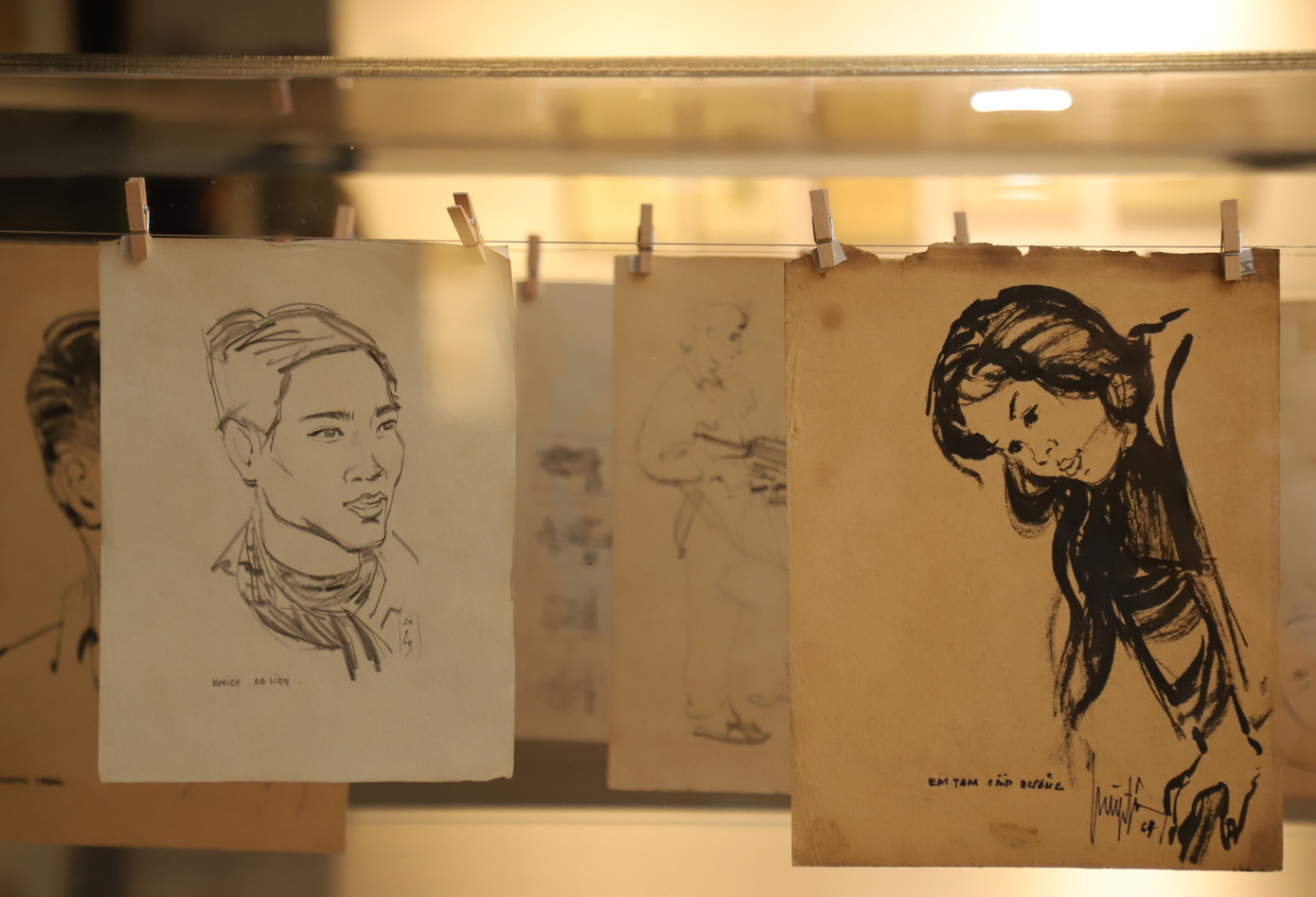 Trong thời chiến khốc liệt, Huỳnh Phương Đông luôn cố gắng vẽ thật nhiều chân dung của đồng đội, bởi ông sợ mình không còn cơ hội vẽ nữa. Trên thực tế, có những gương mặt trong tranh của ông, bức chân dung vừa hoàn thành, thì ít giờ sau đã nghe người đó hy sinh trên chiến trường. Trong thời chiến khốc liệt, Huỳnh Phương Đông luôn cố gắng vẽ thật nhiều chân dung của đồng đội, bởi ông sợ mình không còn cơ hội vẽ nữa. Trên thực tế, có những gương mặt trong tranh của ông, bức chân dung vừa hoàn thành, thì ít giờ sau đã nghe người đó hy sinh trên chiến trường.