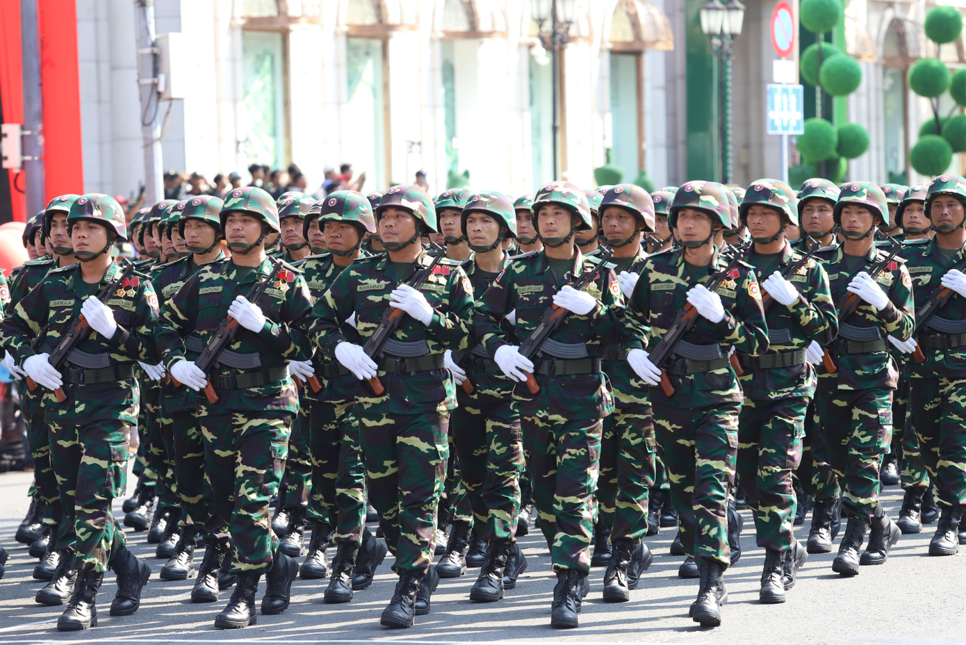 Quân đội nhân dân Lào tham gia buổi tổng duyệt.