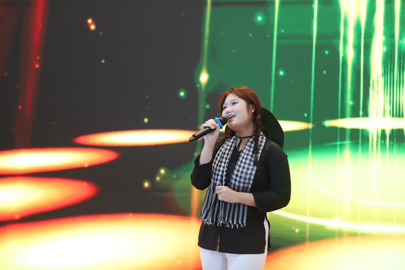 Các bạn trẻ góp giọng đầy say mê, cảm hứng. Các bạn trẻ góp giọng đầy say mê, cảm hứng.