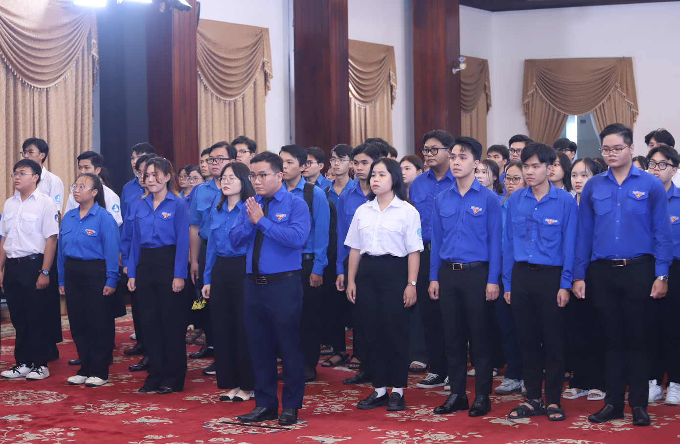 Các bạn cán bộ Đoàn, đoàn viên thanh niên, sinh viên Học viện Cán bộ TPHCM đến viếng nguyên Chủ tịch nước Trần Đức Lương. Ảnh: Ngô Tùng Các bạn cán bộ Đoàn, đoàn viên thanh niên, sinh viên Học viện Cán bộ TPHCM đến viếng nguyên Chủ tịch nước Trần Đức Lương. Ảnh: Ngô Tùng