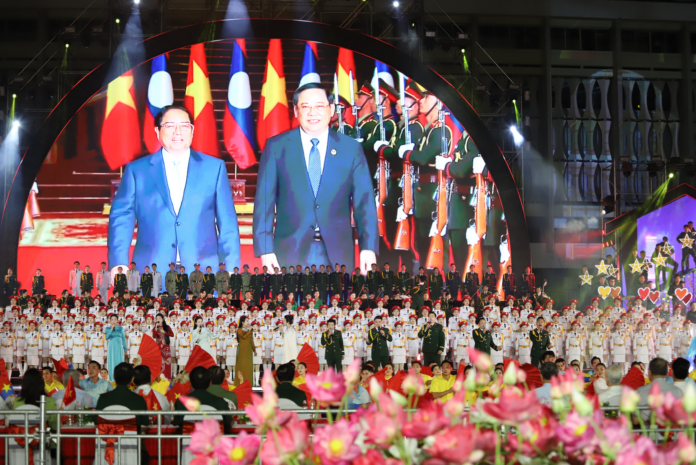 Nhiều hình ảnh về thành tựu nổi bật trên lĩnh vực đối ngoại của Đảng, Nhà nước.