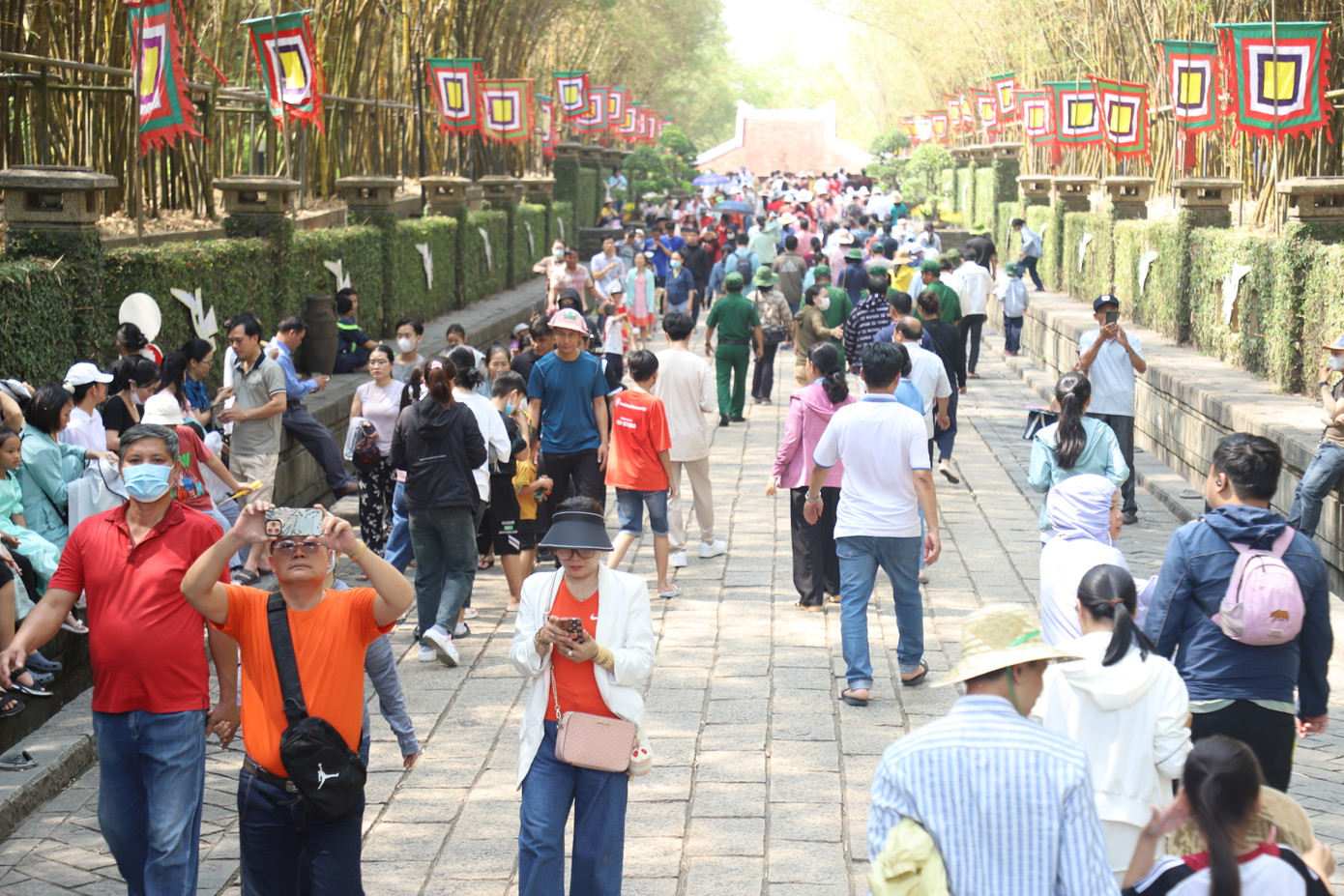 Dù làm gì, ở đâu, triệu người con dân nước Việt luôn nhớ về nguồn cội và tri ân các bậc tiền nhân. Dù làm gì, ở đâu, triệu người con dân nước Việt luôn nhớ về nguồn cội và tri ân các bậc tiền nhân.