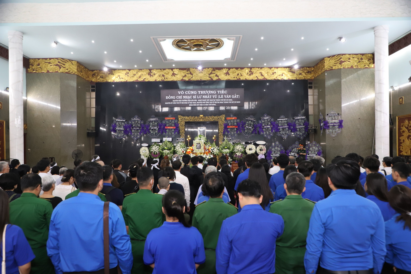 Lãnh đạo các cơ quan, gia đình cùng bạn trẻ mặc niệm tri ân những đóng góp tiêu biểu của nhạc sĩ Lư Nhất Vũ.