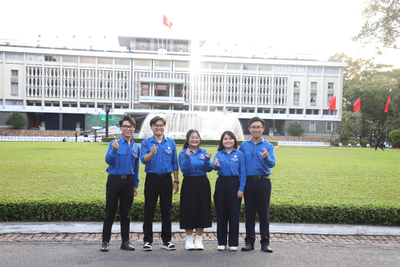 Nhiều cơ quan, đoàn thể khắp nơi đến với di tích lịch sử Dinh Độc Lập những ngày này.