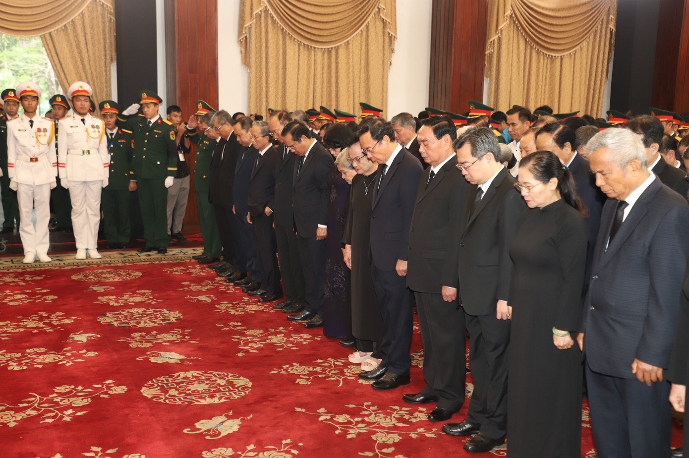 Trong không khí trang nghiêm, các đại biểu thành kính thắp hương, dành một phút mặc niệm bày tỏ niềm thương tiếc trước sự ra đi của nguyên Chủ tịch nước Trần Đức Lương, người chiến sĩ cộng sản kiên trung, chính trực, người lãnh đạo kỹ trị đáng kính, mẫu mực, nhà khoa học xuất sắc, suốt đời tận tụy vì nước, vì dân.