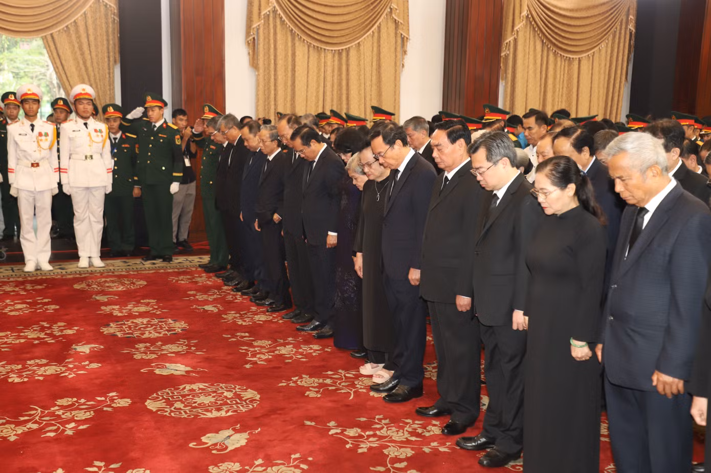 Trong không khí trang nghiêm, các đại biểu thành kính thắp hương, dành một phút mặc niệm bày tỏ niềm thương tiếc trước sự ra đi của nguyên Chủ tịch nước Trần Đức Lương, người chiến sĩ cộng sản kiên trung, chính trực, người lãnh đạo kỹ trị đáng kính, mẫu mực, nhà khoa học xuất sắc, suốt đời tận tụy vì nước, vì dân.