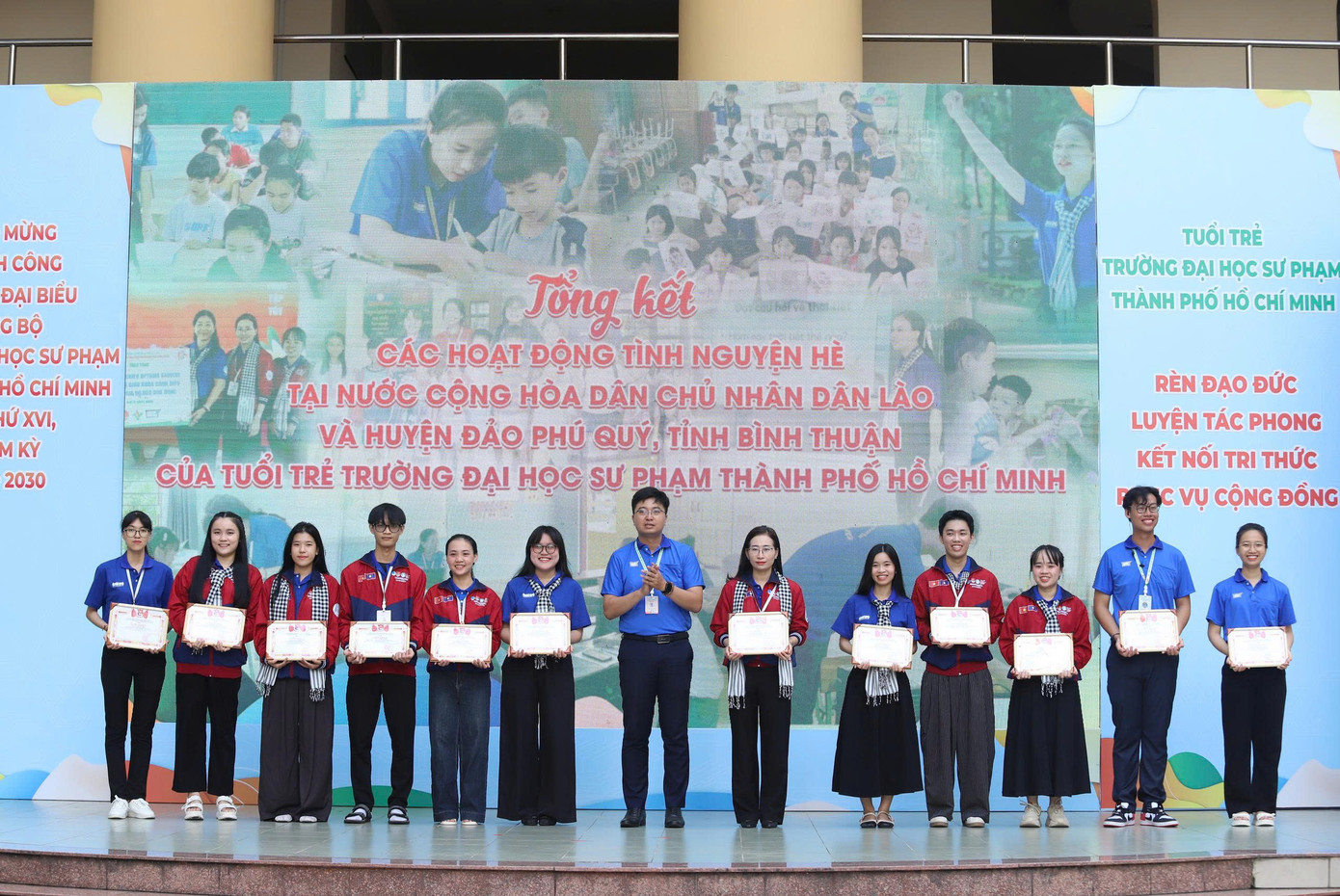 Nhà trường khen thưởng các bạn chiến sĩ tình nguyện tham gia mặt trận quốc tế và biển đảo. Nhà trường khen thưởng các bạn chiến sĩ tình nguyện tham gia mặt trận quốc tế và biển đảo.