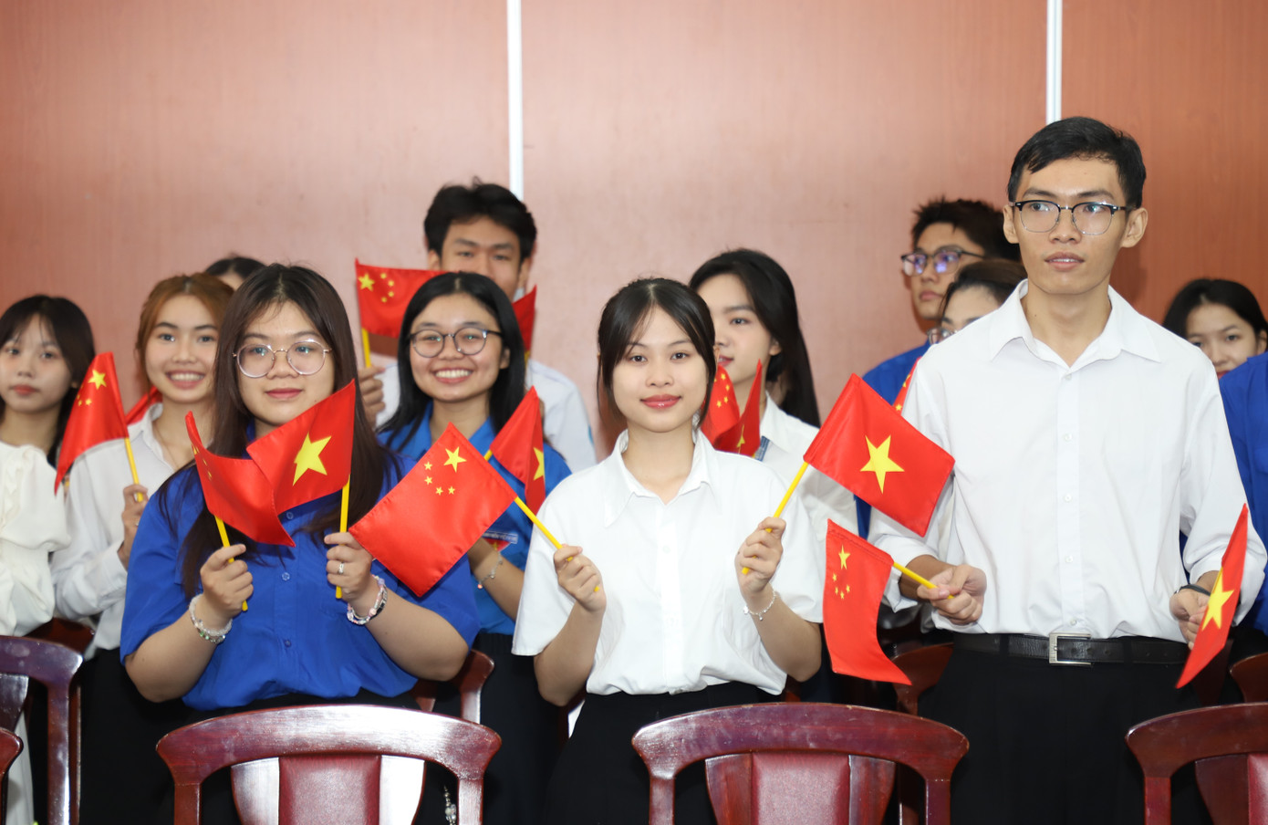 Các bạn sinh viên chào mừng đoàn đại biểu cấp cao Đoàn Thanh niên Việt Nam - Trung Quốc đến dự hội thảo. Ảnh: Ngô Tùng