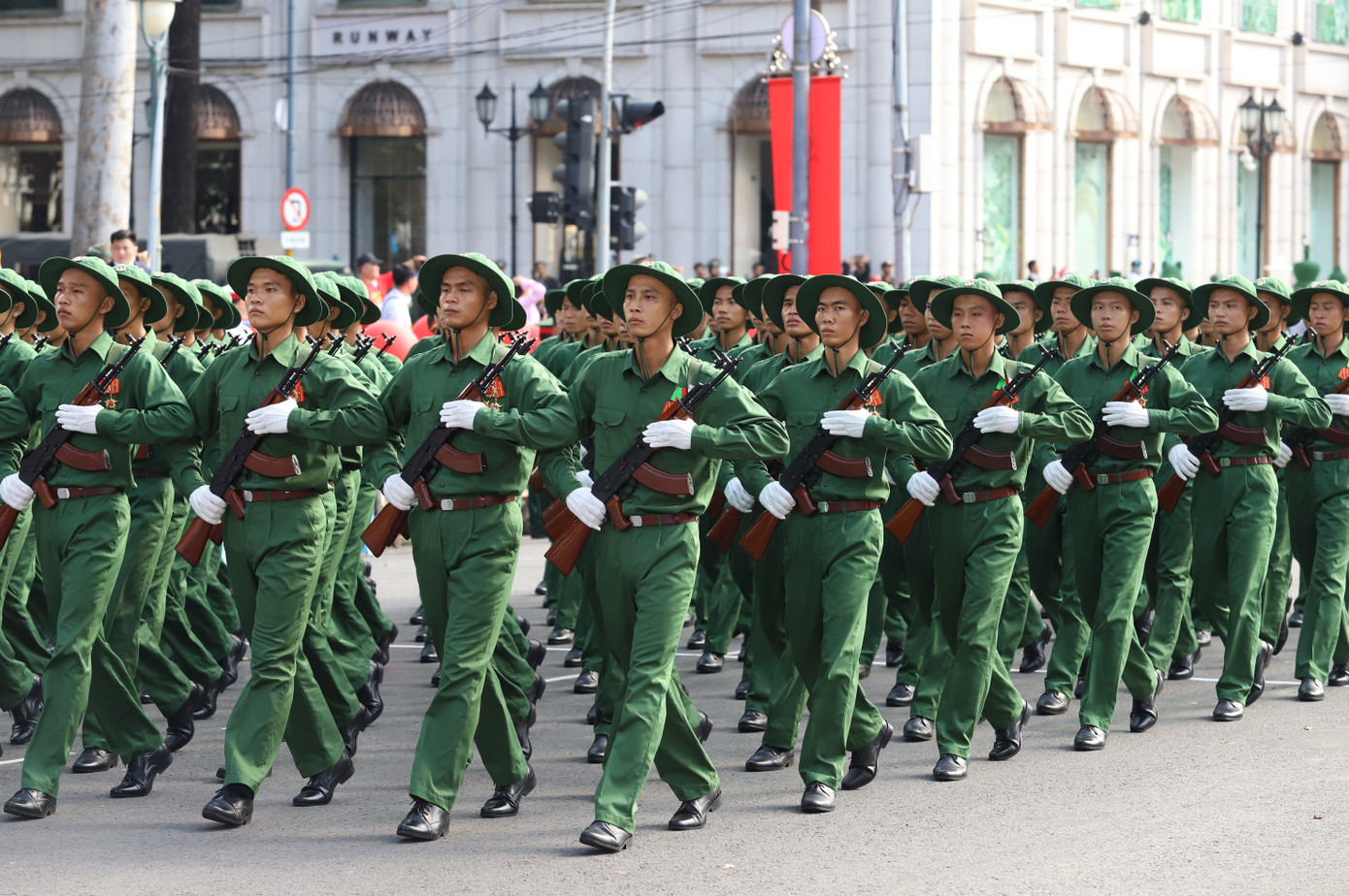 Khối chiến sĩ Giải phóng quân và khối sĩ quan hậu cần - kỹ thuật.