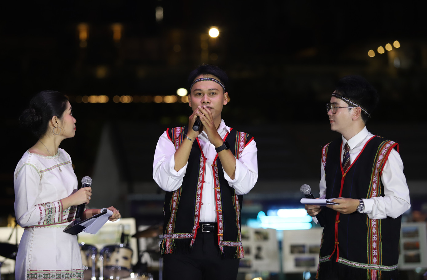 Các bạn trẻ dành nhiều tâm huyết bảo tồn, gầy dựng Không gian văn hóa cồng chiêng Tây Nguyên. Ảnh: Ngô Tùng.