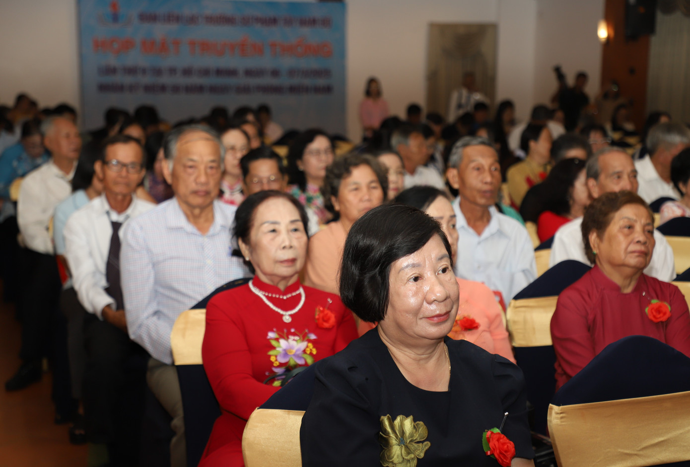 Các thế hệ thầy cô và thân nhân tề tựu ngày họp mặt truyền thống của Trường T3. Các thế hệ thầy cô và thân nhân tề tựu ngày họp mặt truyền thống của Trường T3.