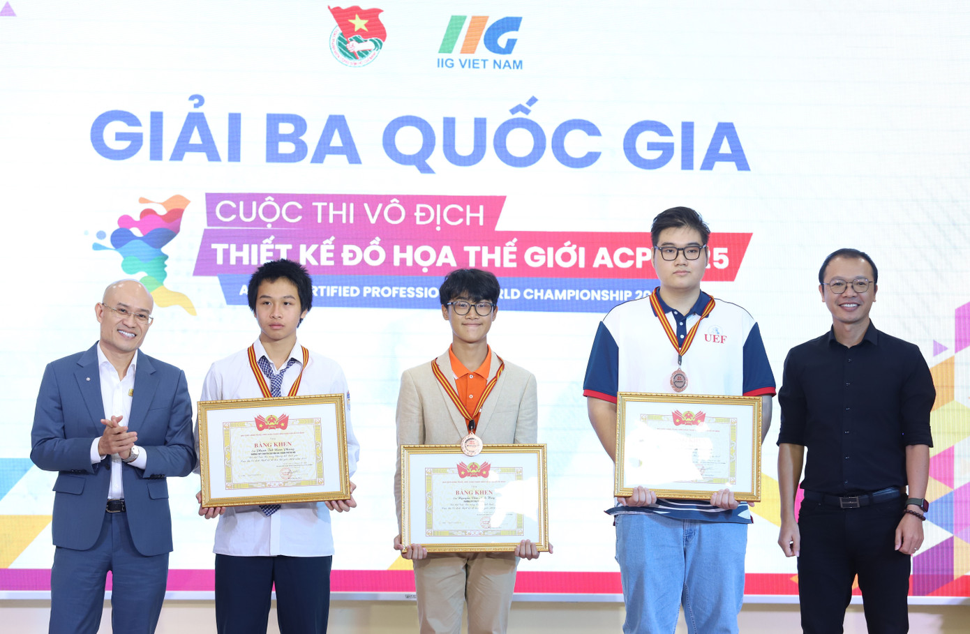 BTC trao thưởng cho Top 15 cuộc thi. BTC trao thưởng cho Top 15 cuộc thi.