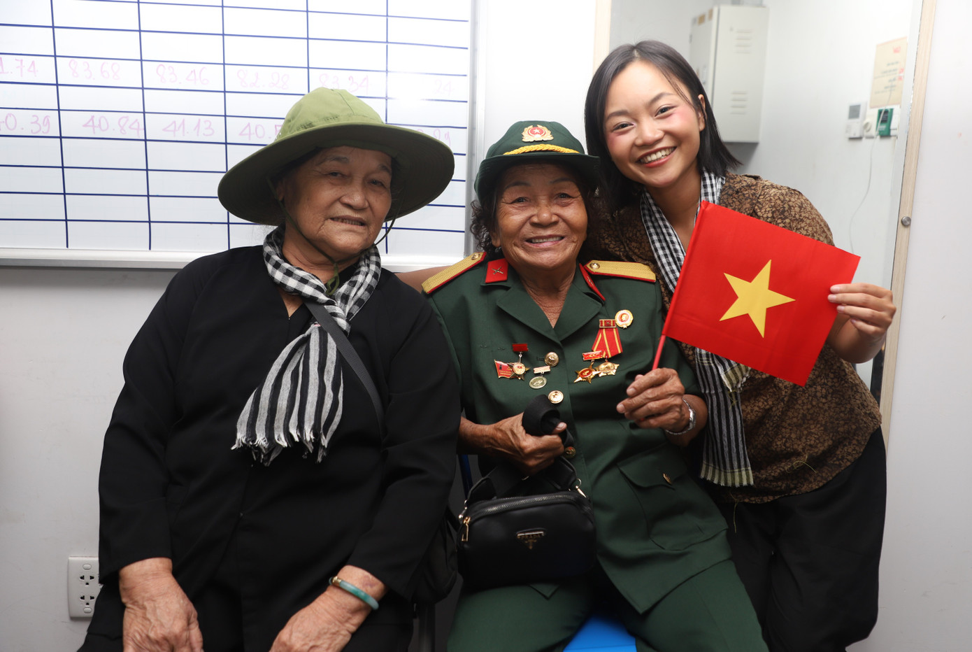 Diễn viên Khánh Ly cùng các cựu du kích Củ Chi anh hùng. Diễn viên Khánh Ly cùng các cựu du kích Củ Chi anh hùng.