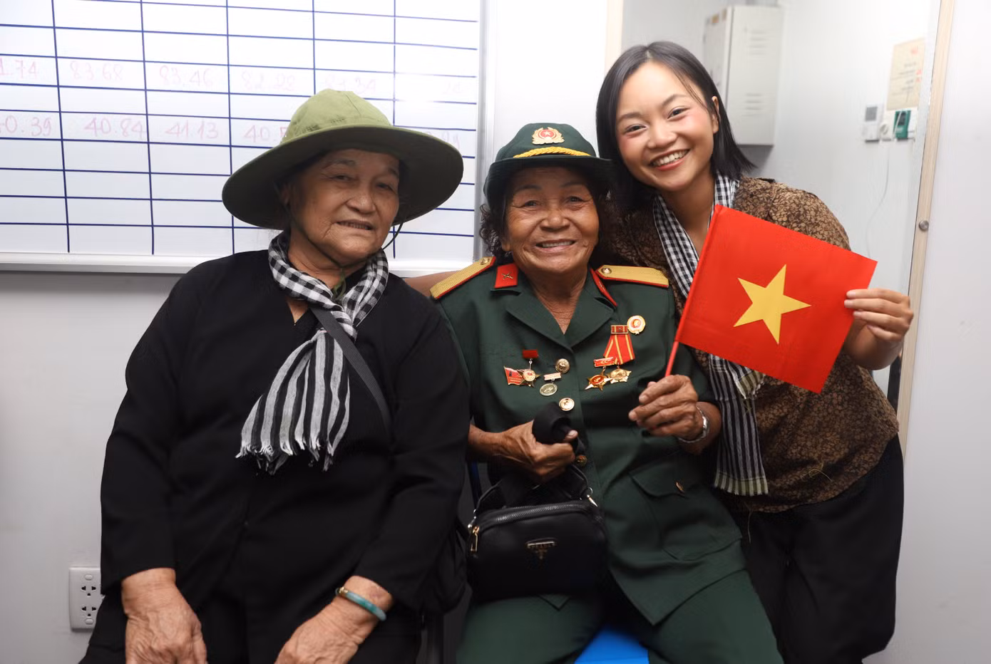 Diễn viên Khánh Ly cùng các cựu du kích Củ Chi anh hùng. Diễn viên Khánh Ly cùng các cựu du kích Củ Chi anh hùng.
