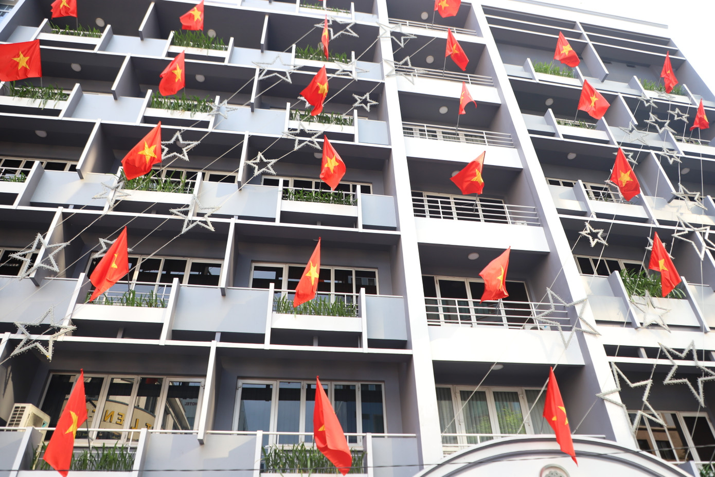 Các tòa nhà, chung cư trên địa bàn thành phố trang hoàng nhiều cờ Tổ quốc. Các tòa nhà, chung cư trên địa bàn thành phố trang hoàng nhiều cờ Tổ quốc.