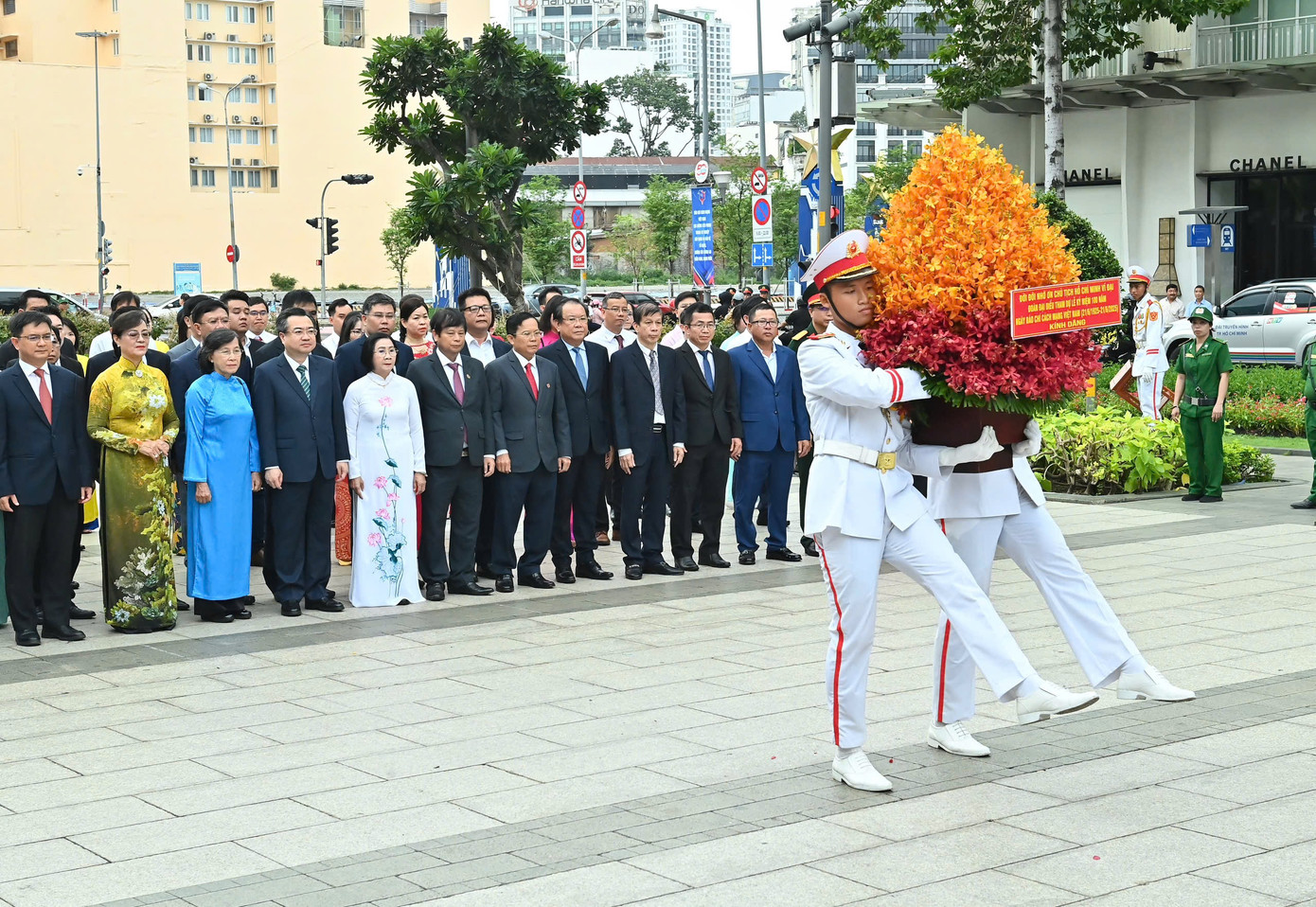 Trước đó, đoàn đại biểu Thành ủy - HĐND - UBND - Ủy ban MTTQ Việt Nam TPHCM do ông Nguyễn Thanh Nghị - Phó Bí thư Thường trực Thành ủy TPHCM - làm trưởng đoàn dâng hoa Chủ tịch Hồ Chí Minh tại Công viên Tượng đài Chủ tịch Hồ Chí Minh (quận 1). Ảnh: Việt Dũng.