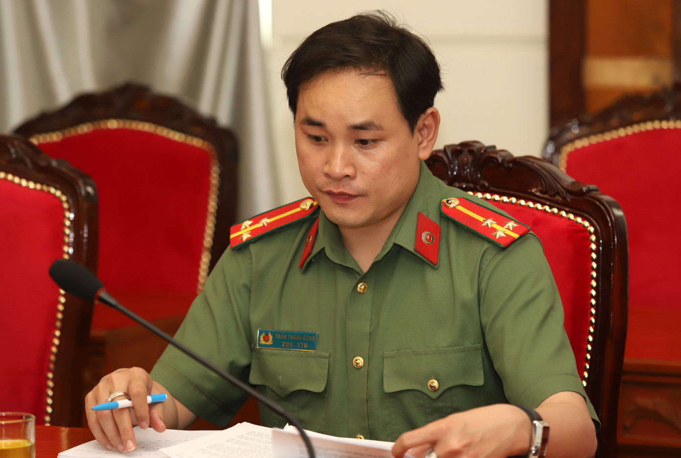 Đại diện Công an TPHCM nêu ý kiến góp ý dự thảo Luật Đường sắt (sửa đổi). Ảnh: Ngô Tùng.