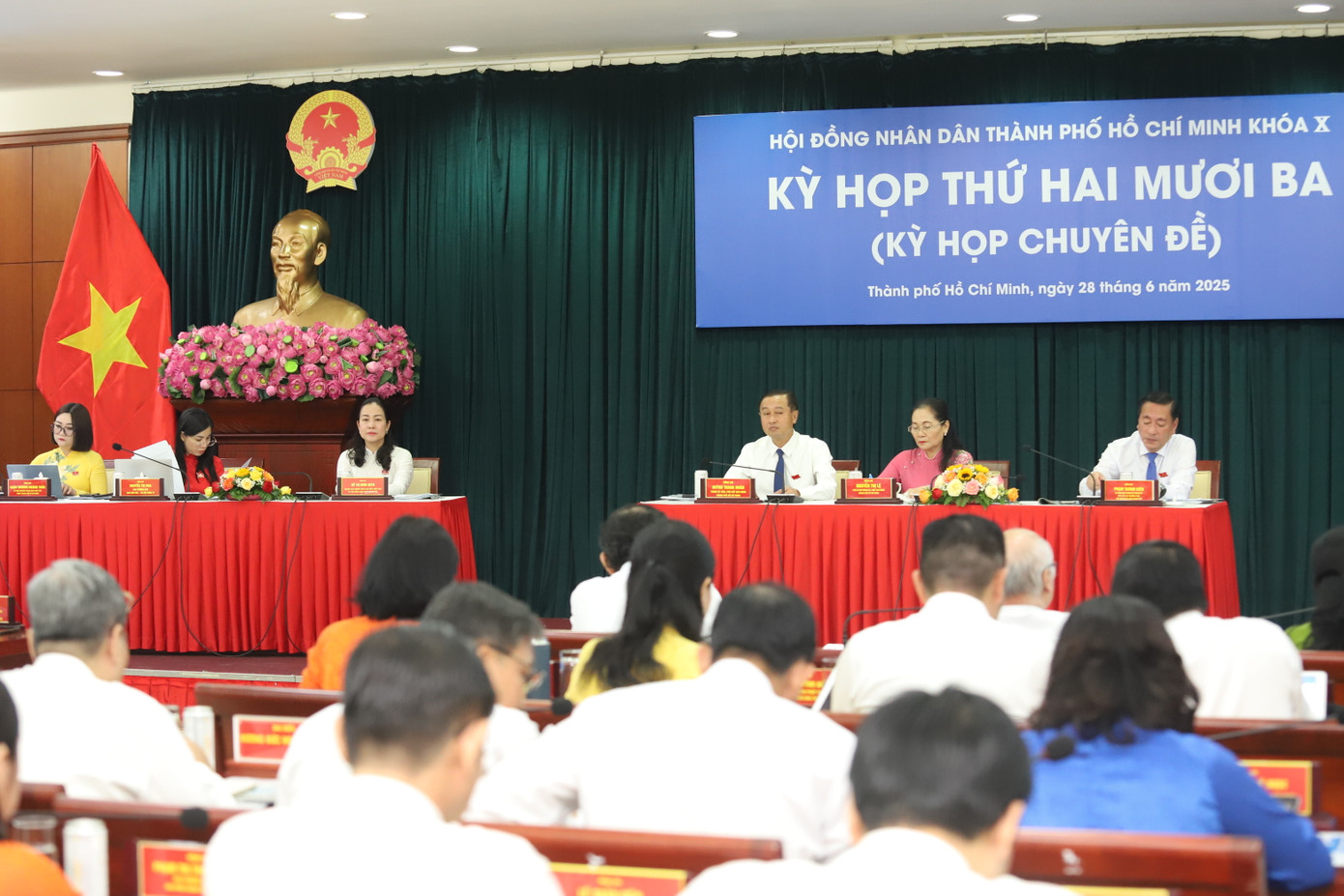 Kỳ họp chuyên đề diễn ra trước thời điểm TPHCM sáp nhập với tỉnh Bà Rịa - Vũng Tàu và Bình Dương để thành lập TPHCM mới. Ảnh: Ngô Tùng