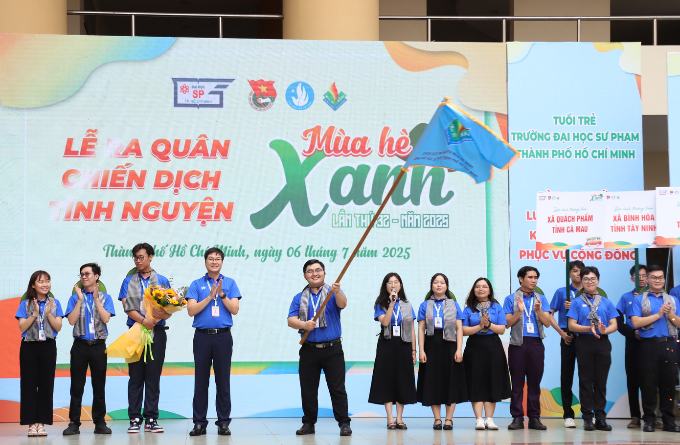 Anh Nguyễn Khánh Tùng - Chỉ huy trưởng chiến dịch Mùa hè xanh HCMUE 2025 thực hiện nghi thức ra quân. Anh Nguyễn Khánh Tùng - Chỉ huy trưởng chiến dịch Mùa hè xanh HCMUE 2025 thực hiện nghi thức ra quân.