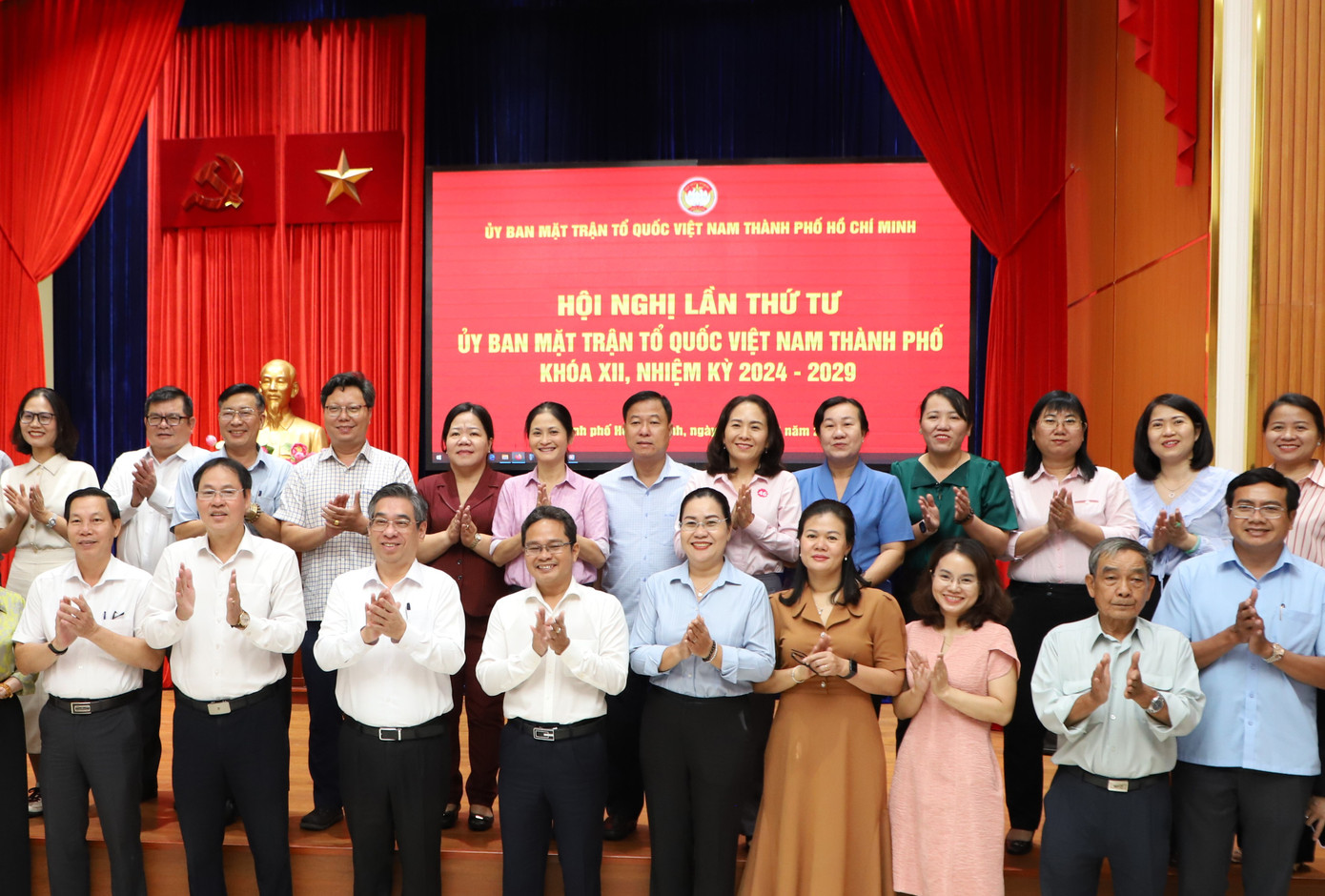 Các vị ủy viên và cán bộ MTTQ Việt Nam TPHCM khóa XII.