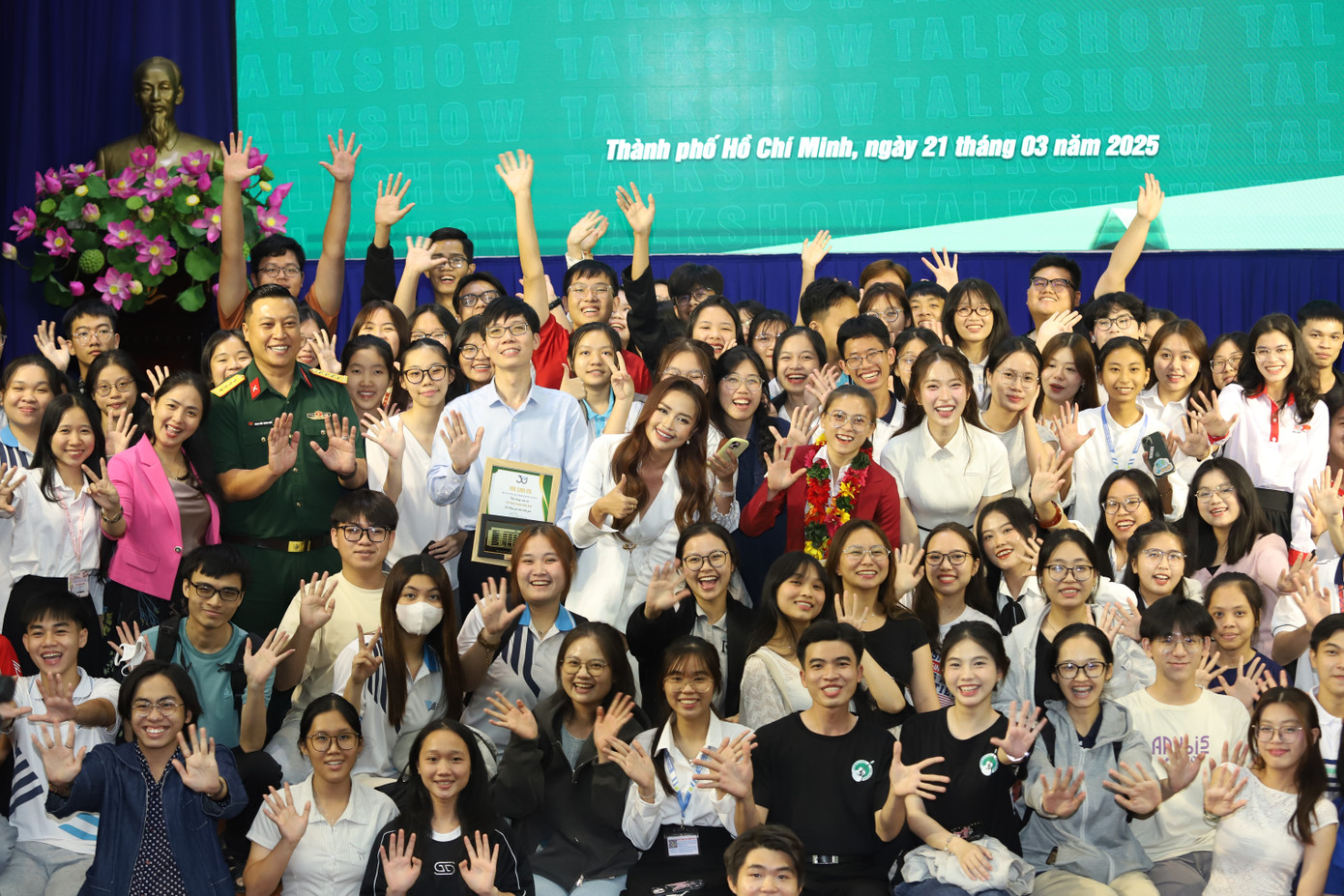 Các gương mặt trẻ tiêu biểu nhận được sự chào đón nồng nhiệt của các bạn sinh viên. Ảnh: Ngô Tùng Các gương mặt trẻ tiêu biểu nhận được sự chào đón nồng nhiệt của các bạn sinh viên. Ảnh: Ngô Tùng